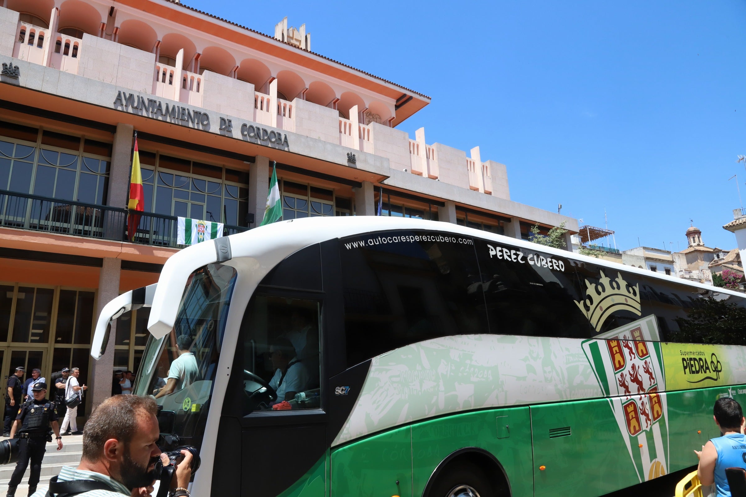 La celebración del ascenso del Córdoba en imágenes: visita a San Rafael y el Ayuntamiento
