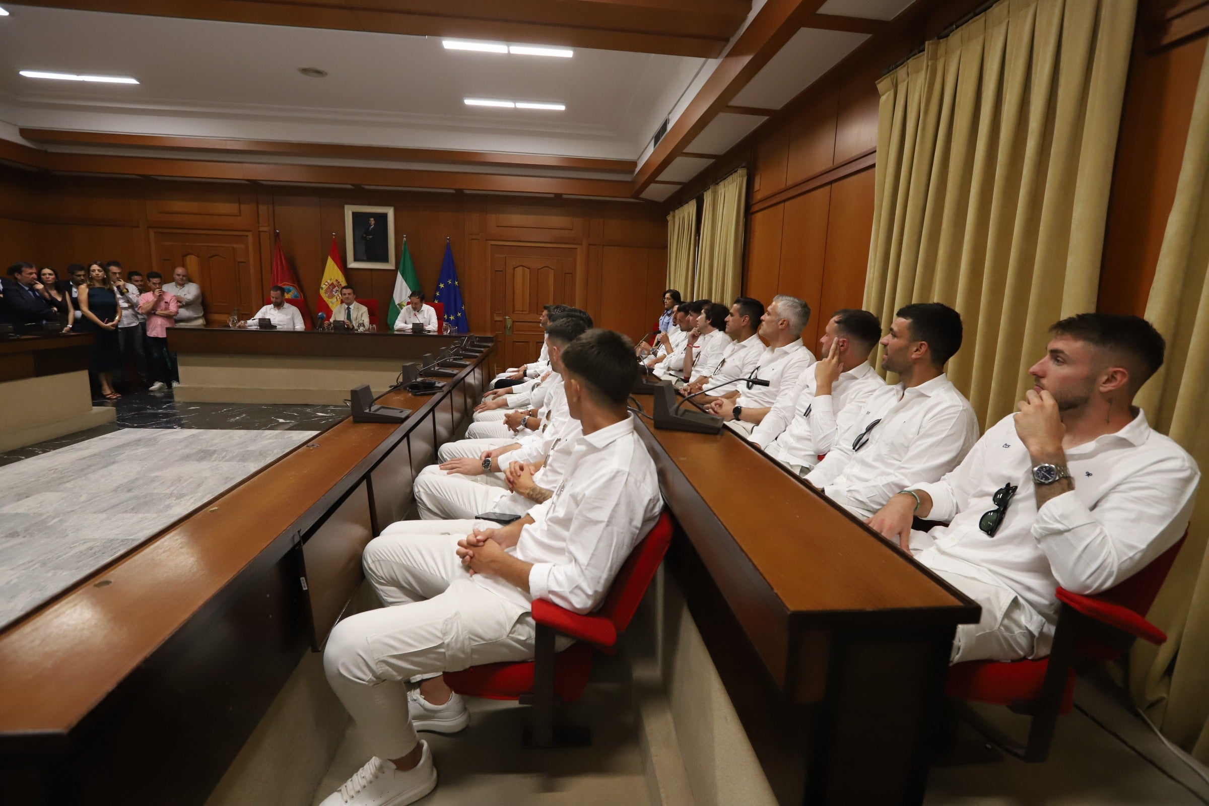 La celebración del ascenso del Córdoba en imágenes: visita a San Rafael y el Ayuntamiento