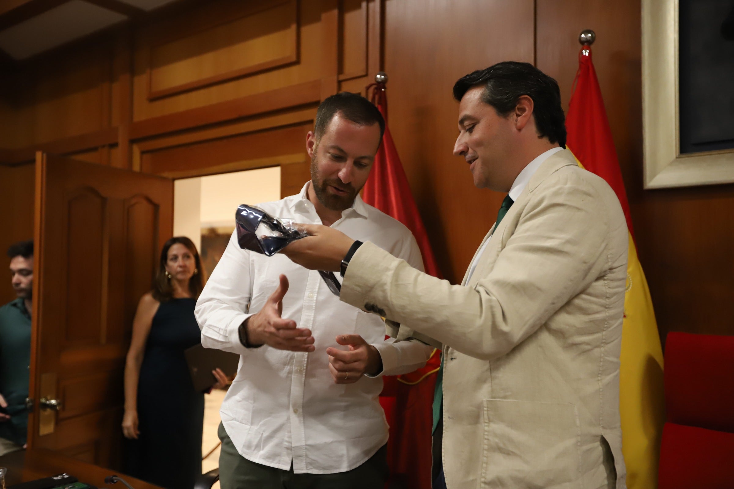 La celebración del ascenso del Córdoba en imágenes: visita a San Rafael y el Ayuntamiento