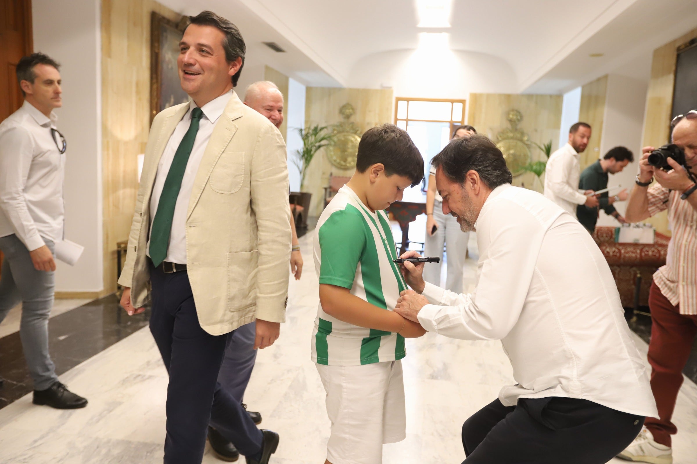 La celebración del ascenso del Córdoba en imágenes: visita a San Rafael y el Ayuntamiento