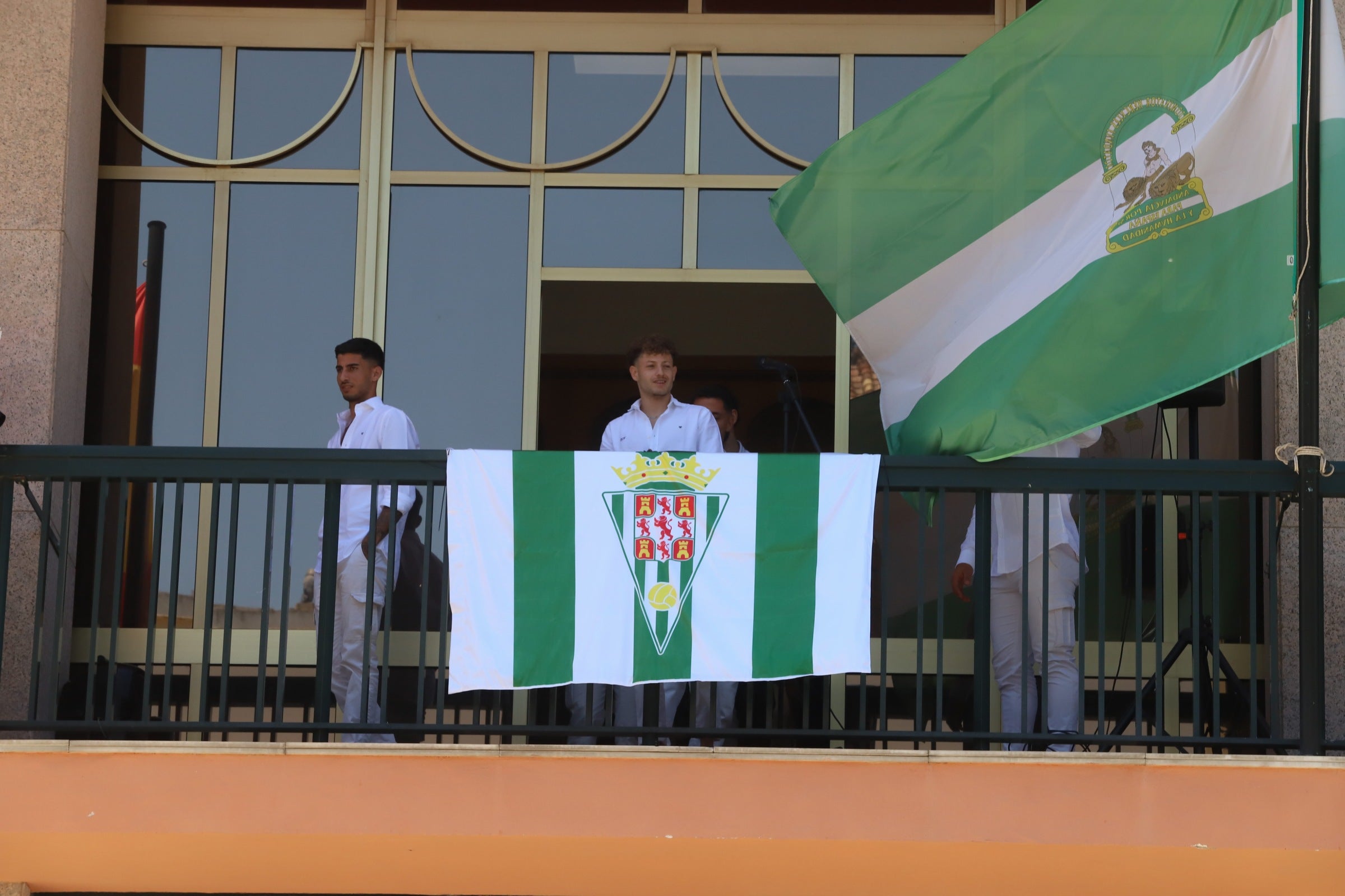 La celebración del ascenso del Córdoba en imágenes: visita a San Rafael y el Ayuntamiento