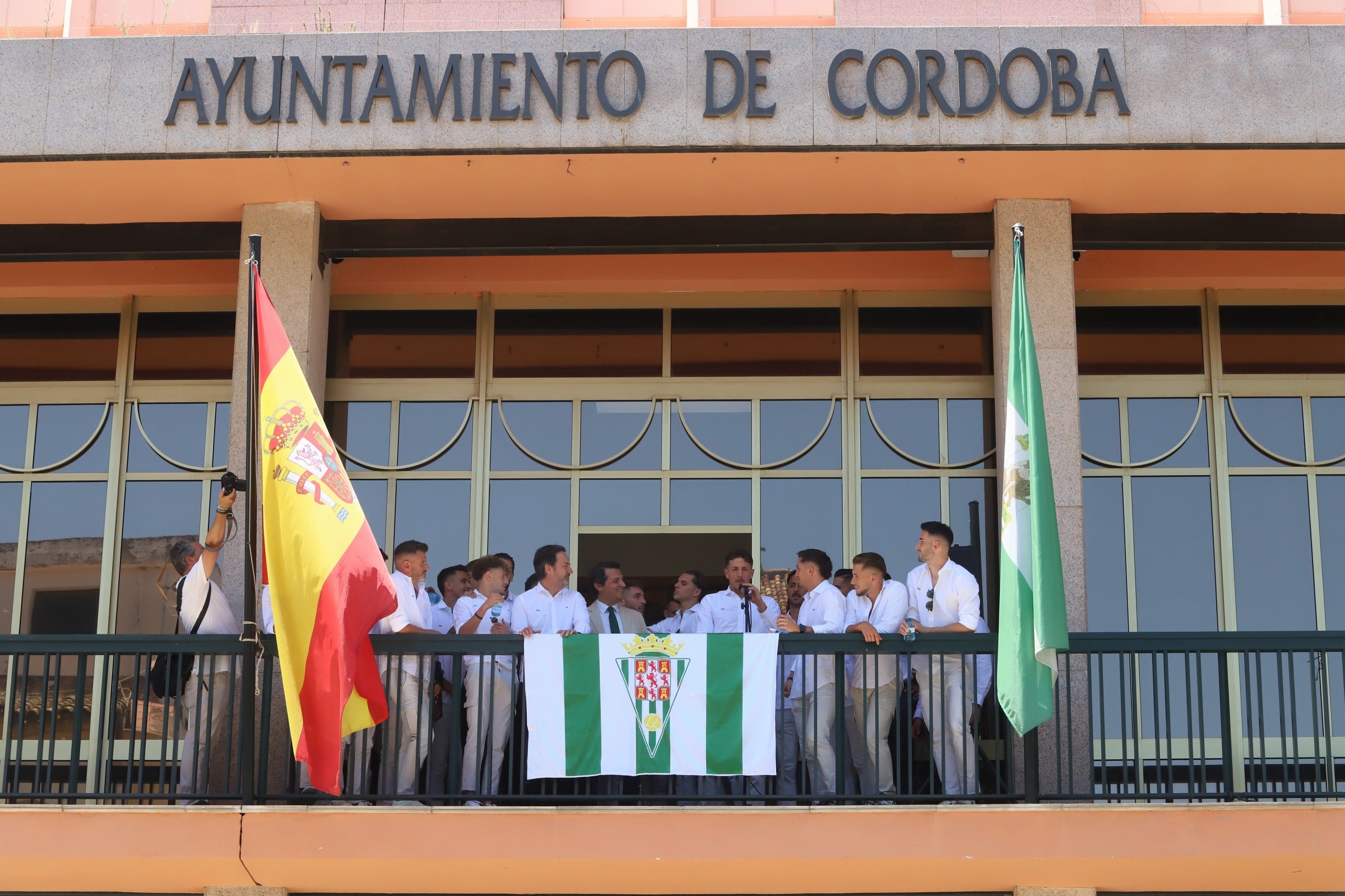 La celebración del ascenso del Córdoba en imágenes: visita a San Rafael y el Ayuntamiento