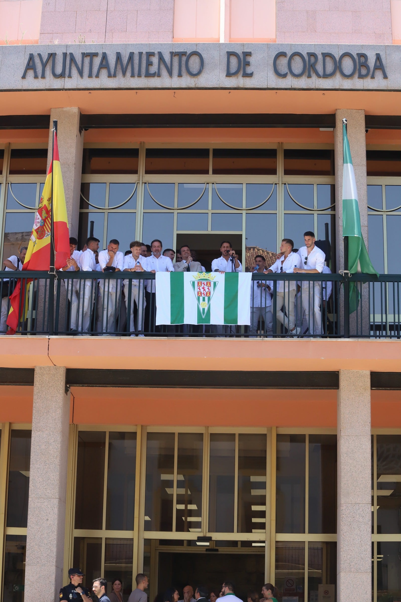 La celebración del ascenso del Córdoba en imágenes: visita a San Rafael y el Ayuntamiento