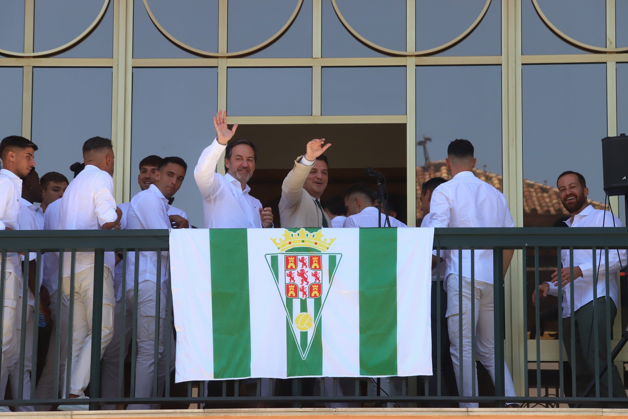 La celebración del ascenso del Córdoba en imágenes: visita a San Rafael y el Ayuntamiento