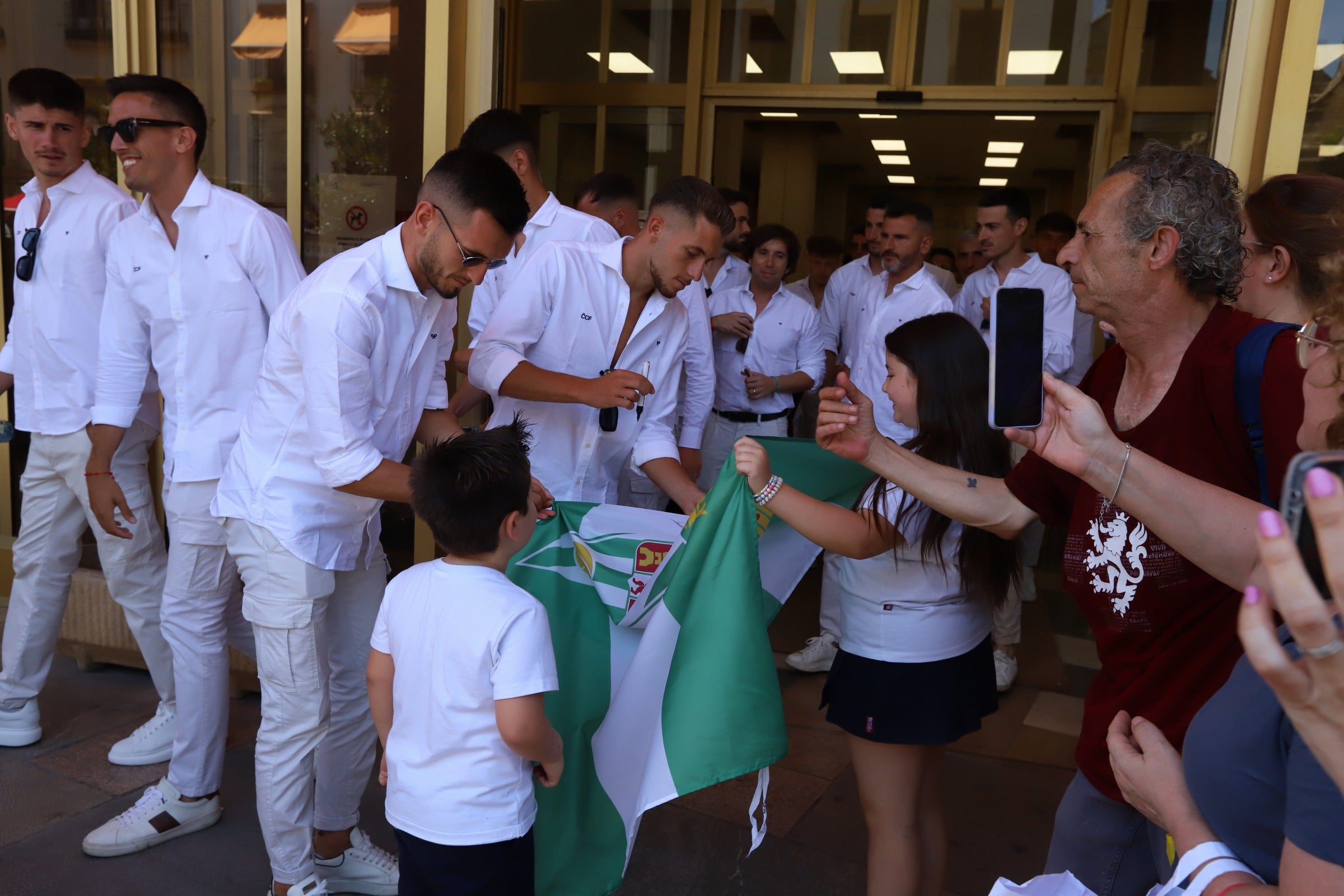 La celebración del ascenso del Córdoba en imágenes: visita a San Rafael y el Ayuntamiento