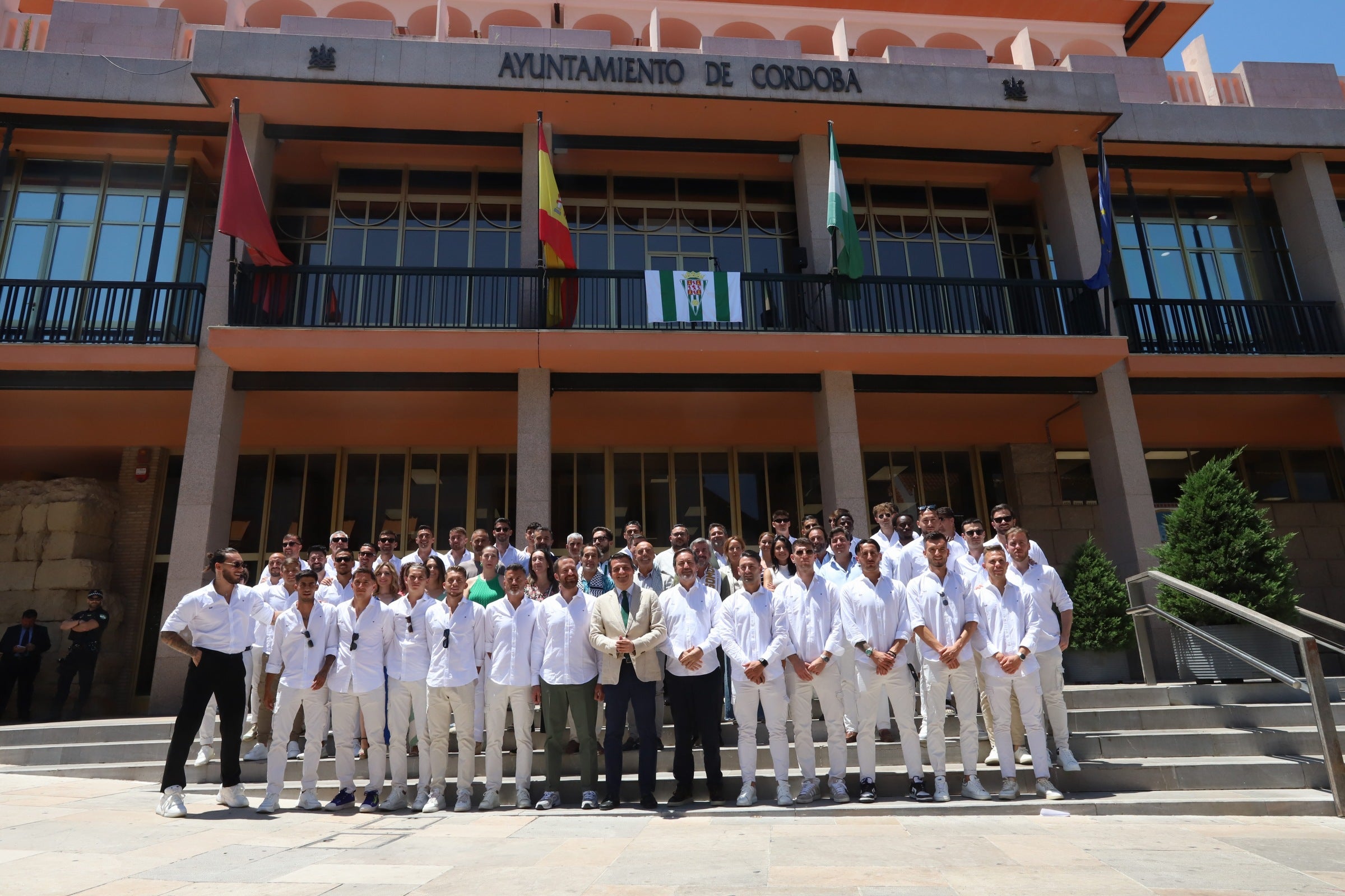 La celebración del ascenso del Córdoba en imágenes: visita a San Rafael y el Ayuntamiento