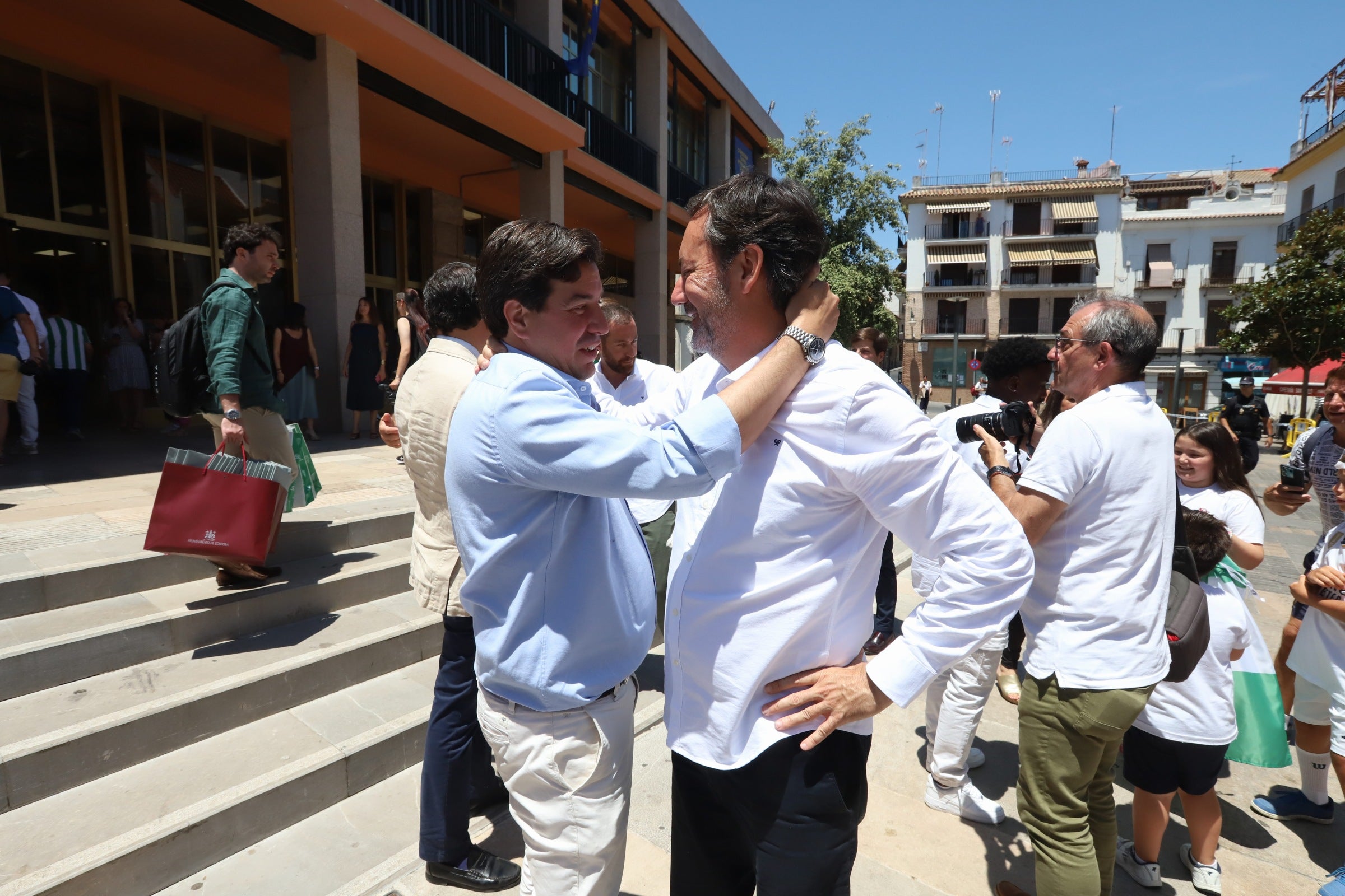 La celebración del ascenso del Córdoba en imágenes: visita a San Rafael y el Ayuntamiento