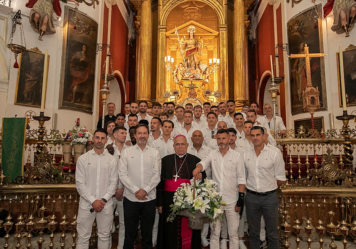 La plantilla con el obispo de Córdoba ante la imagen de San Rafael