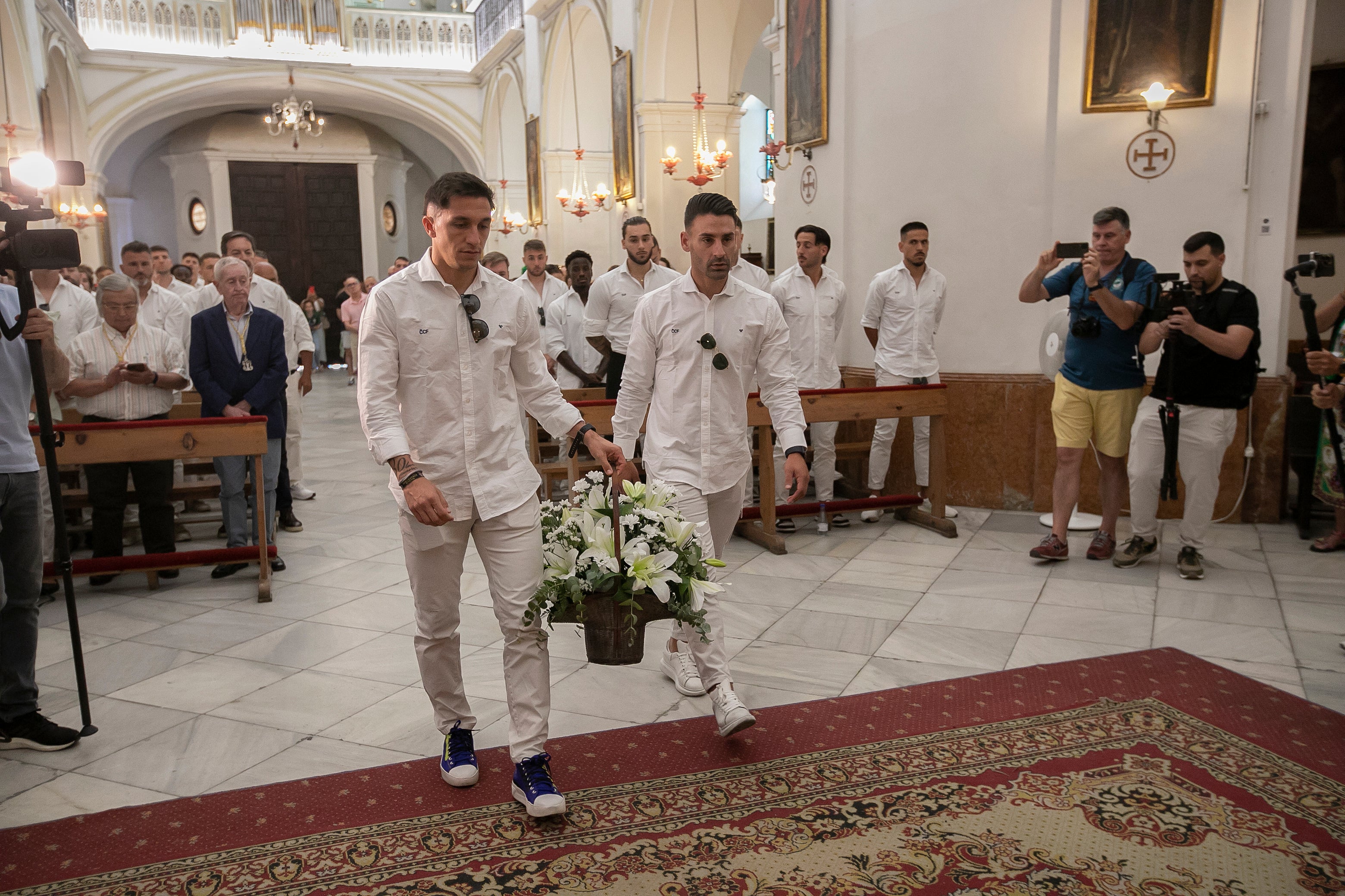 La celebración del ascenso del Córdoba en imágenes: visita a San Rafael y el Ayuntamiento