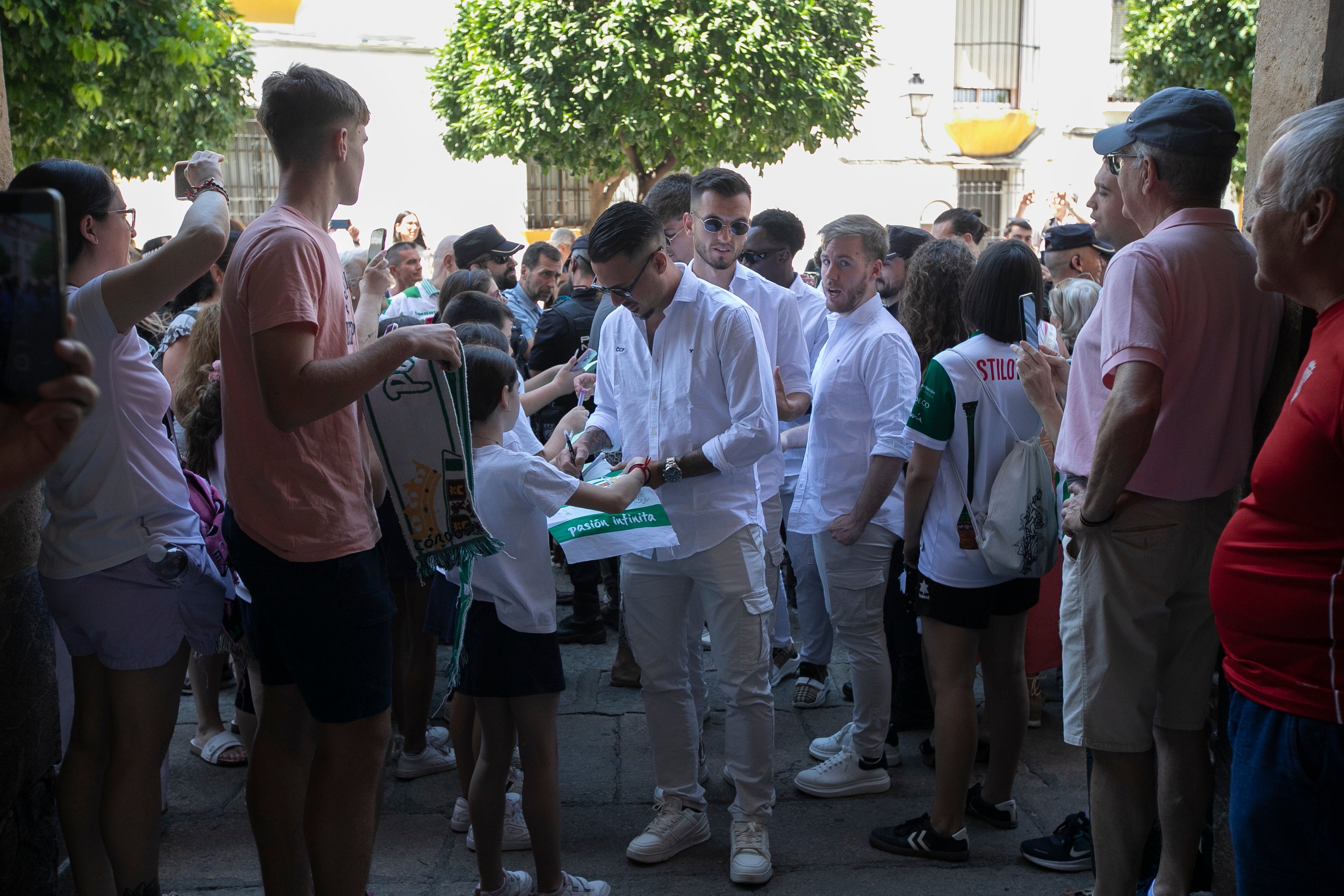 La celebración del ascenso del Córdoba en imágenes: visita a San Rafael y el Ayuntamiento