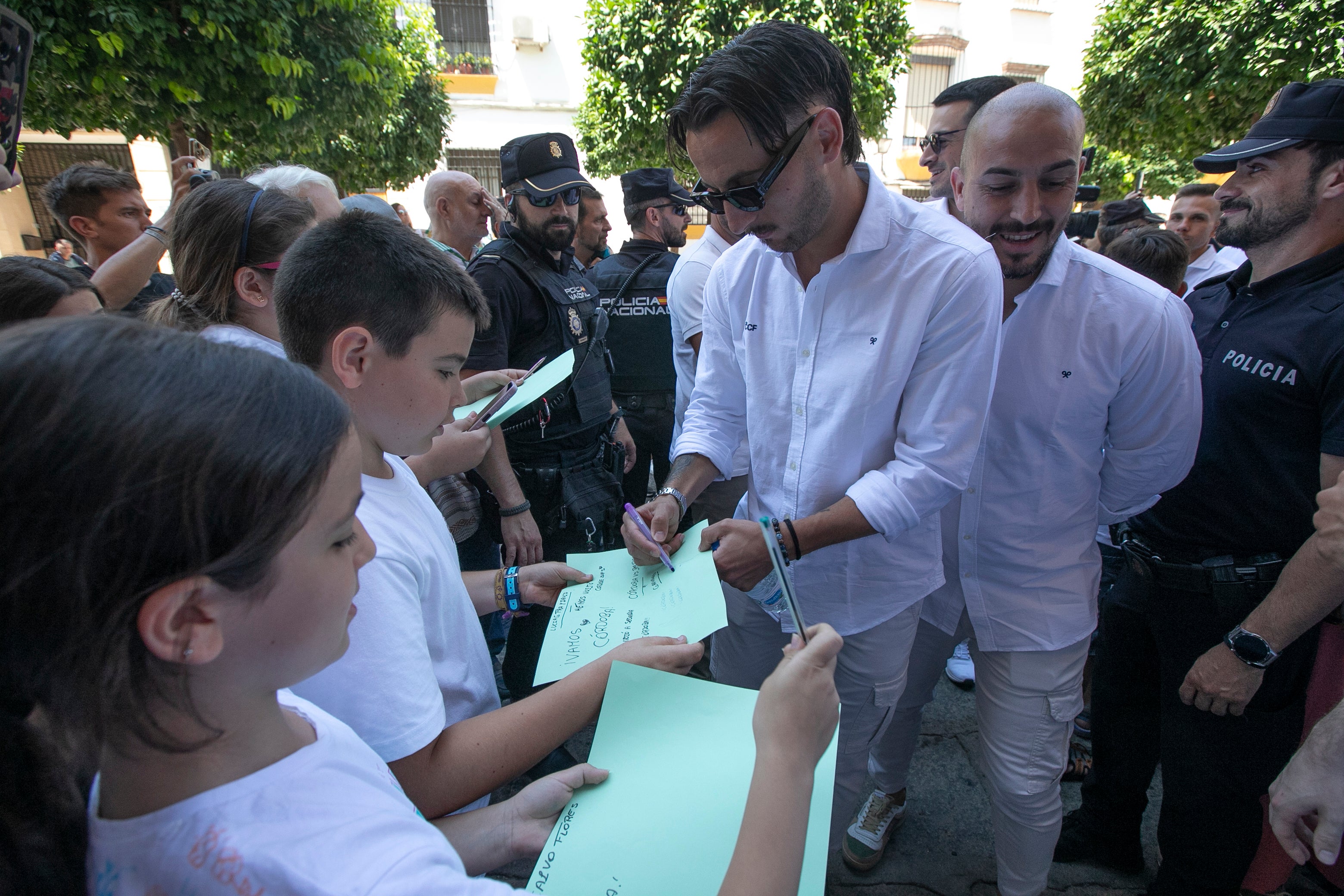 La celebración del ascenso del Córdoba en imágenes: visita a San Rafael y el Ayuntamiento