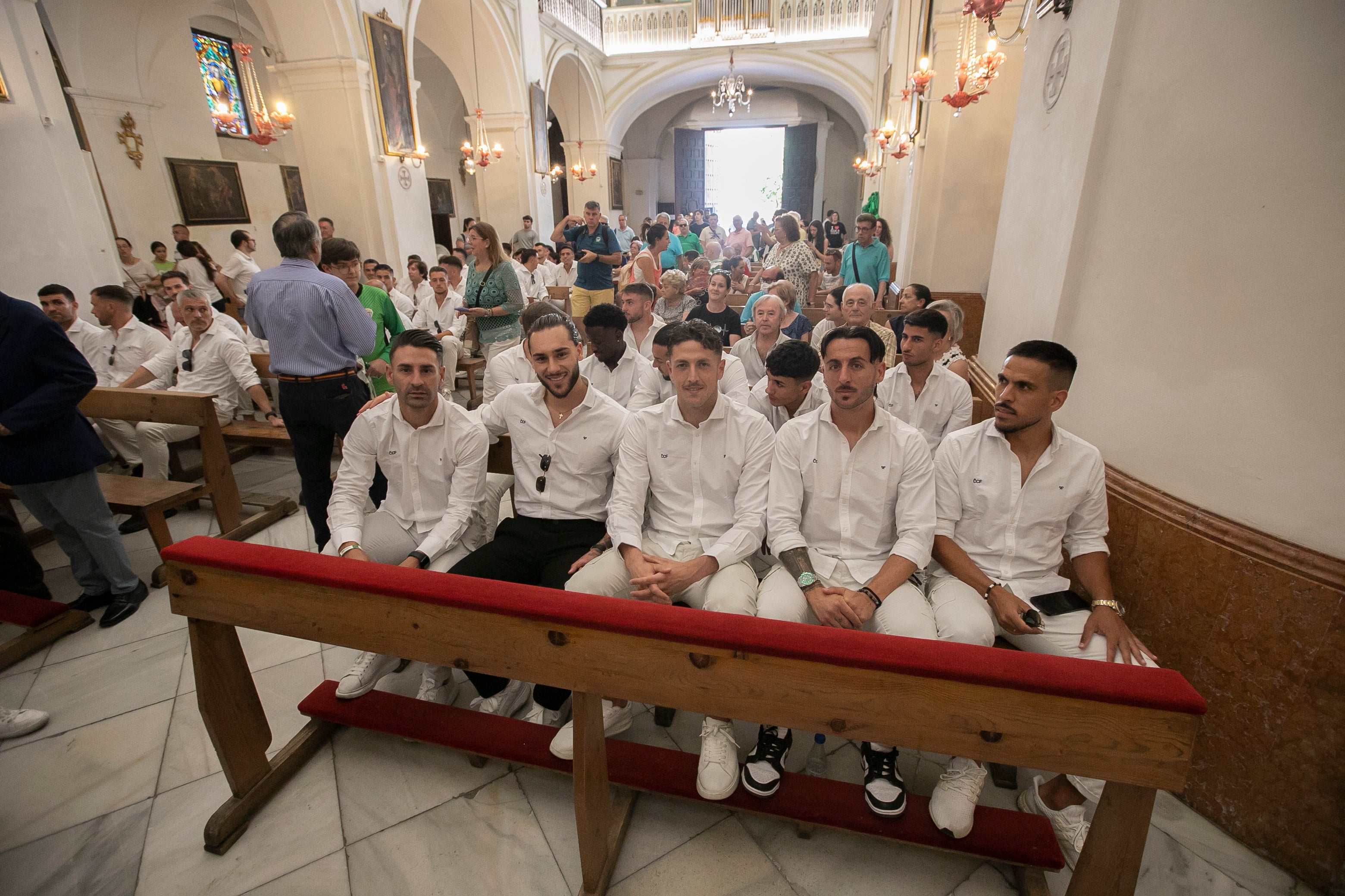 La celebración del ascenso del Córdoba en imágenes: visita a San Rafael y el Ayuntamiento