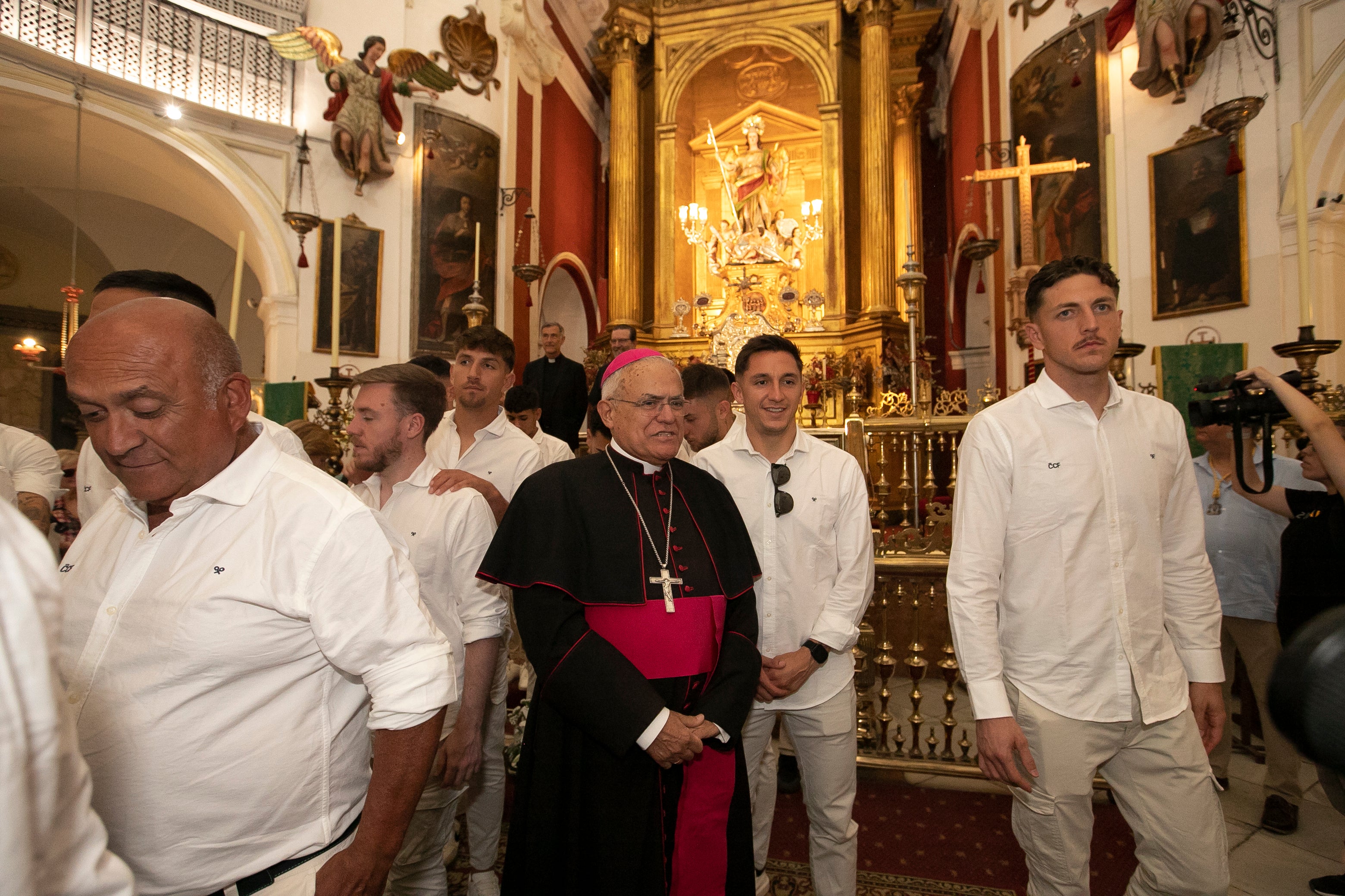 La celebración del ascenso del Córdoba en imágenes: visita a San Rafael y el Ayuntamiento