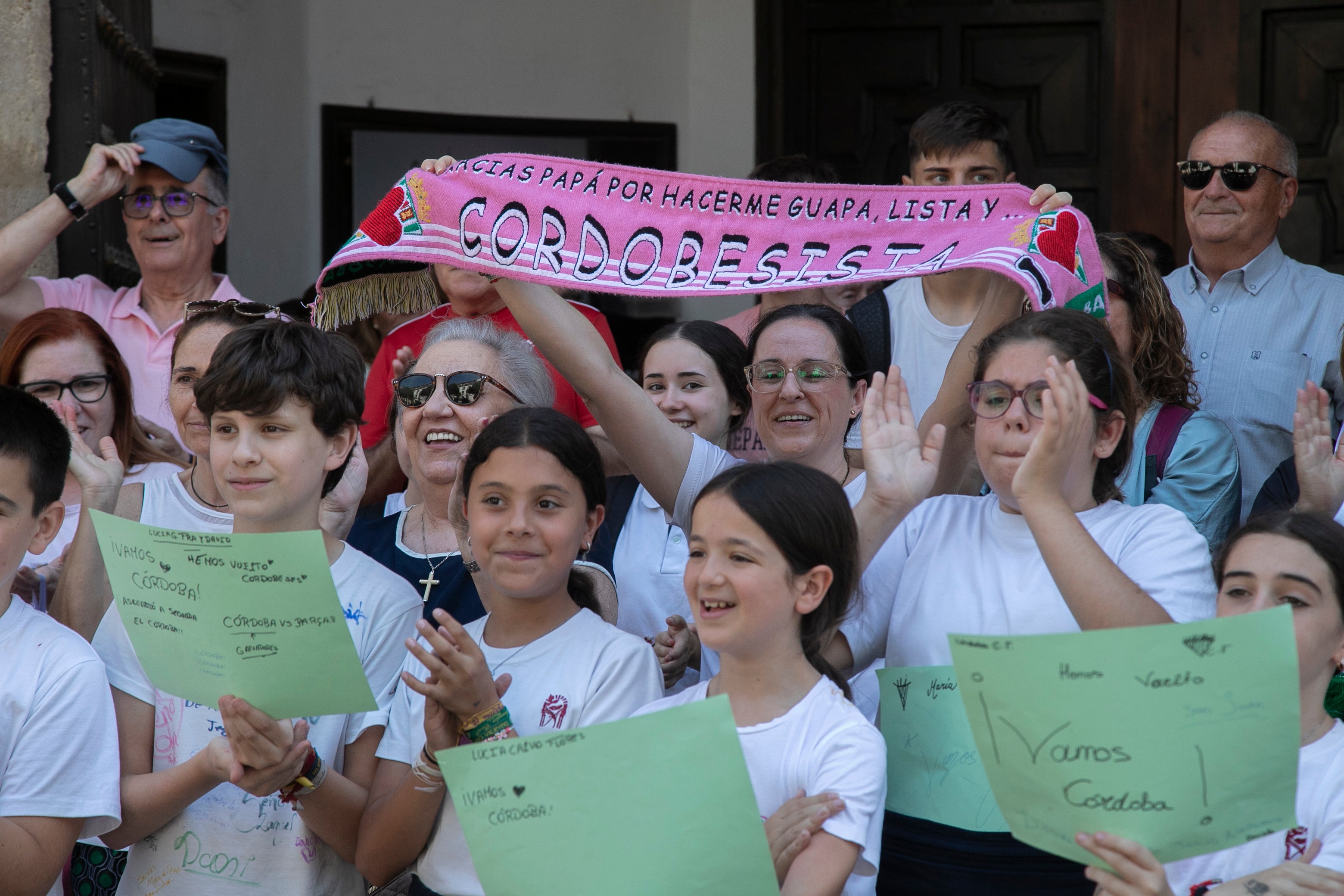 La celebración del ascenso del Córdoba en imágenes: visita a San Rafael y el Ayuntamiento