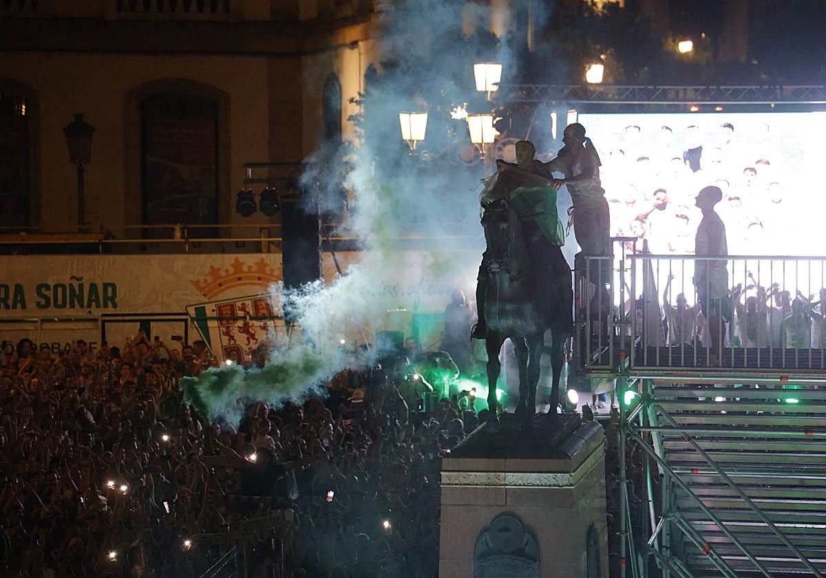Antonio Casas coloca la bufanda y bandera del Córdoba a la estatua del Gran Capitán