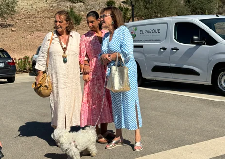 Imagen secundaria 1 - Carmen Fortuny (azul) visitó el cementerio de mascotas con Marlon pensando en que ya había un lugar para poder enterrar y despedirse de su compañero de vida. 