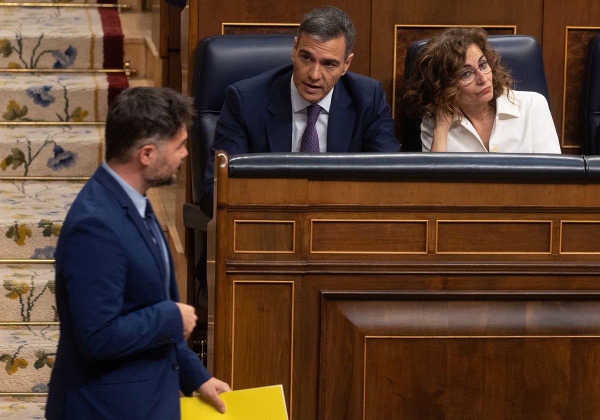 El portavoz de ERC en el Congreso, Gabriel Rufián, pasa frente a Pedro Sánchez y María Jesús Montero en el Congreso