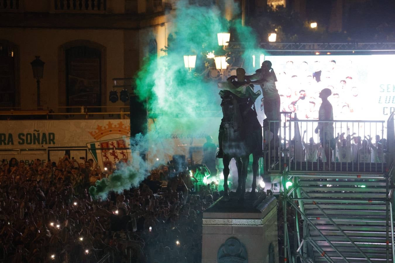 Baño de masas del Córdoba en Las Tendillas, en imágenes