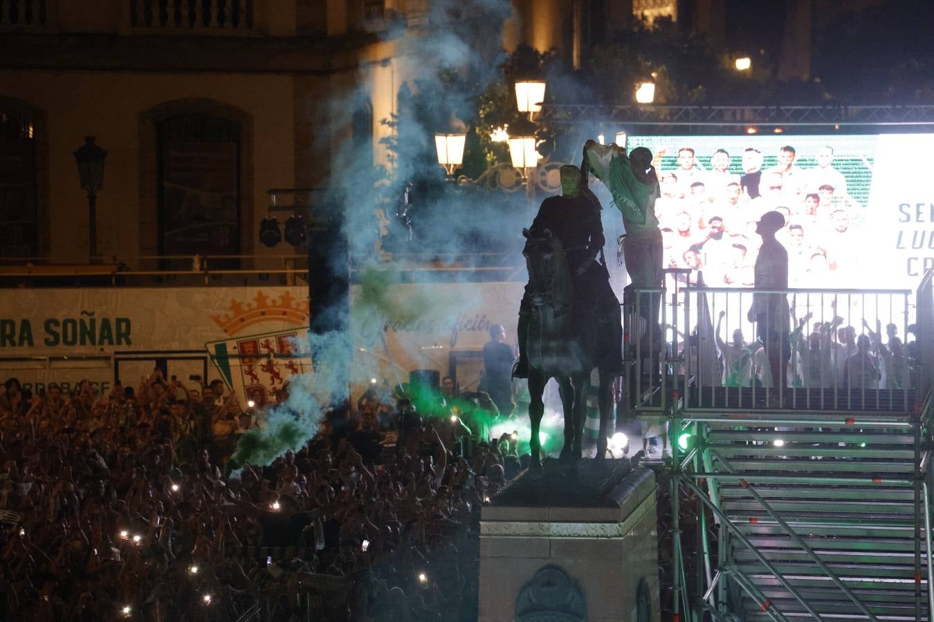 Baño de masas del Córdoba en Las Tendillas, en imágenes