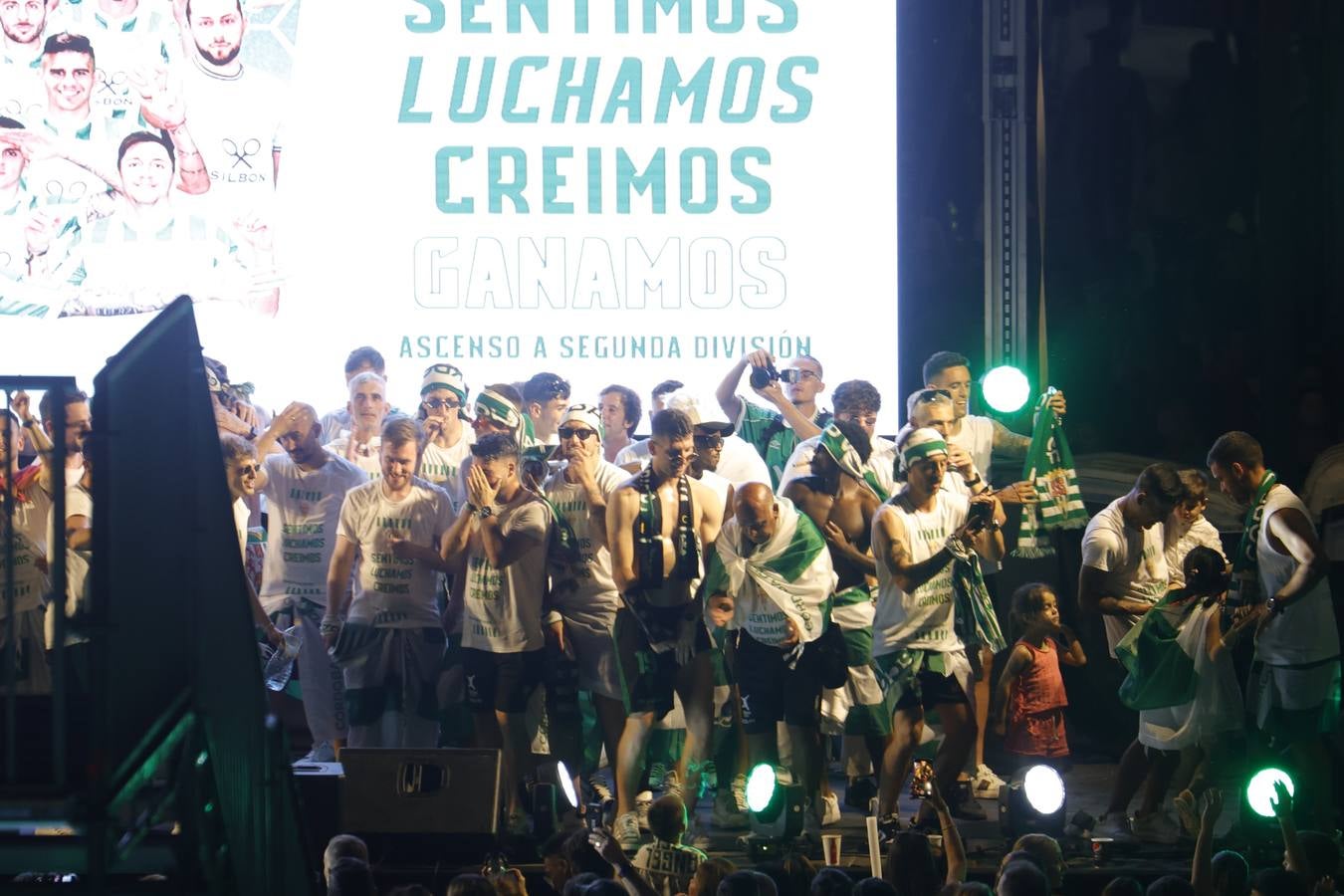 Baño de masas del Córdoba en Las Tendillas, en imágenes