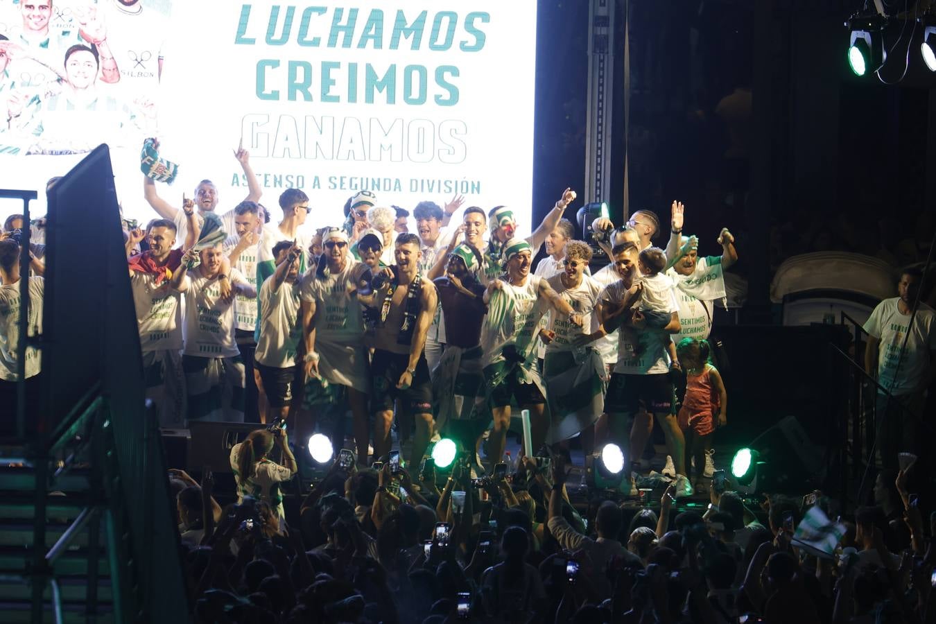 Baño de masas del Córdoba en Las Tendillas, en imágenes