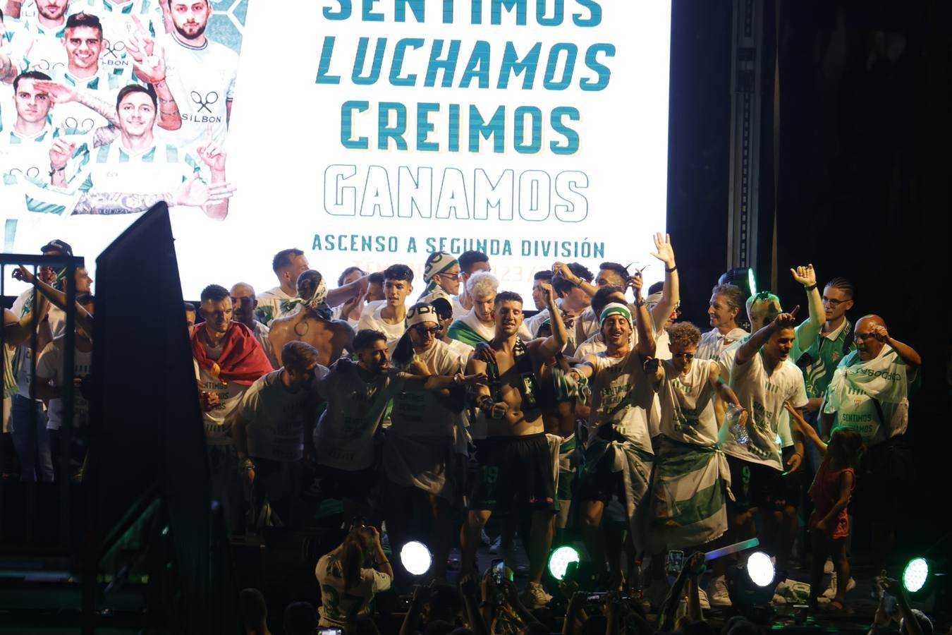 Baño de masas del Córdoba en Las Tendillas, en imágenes