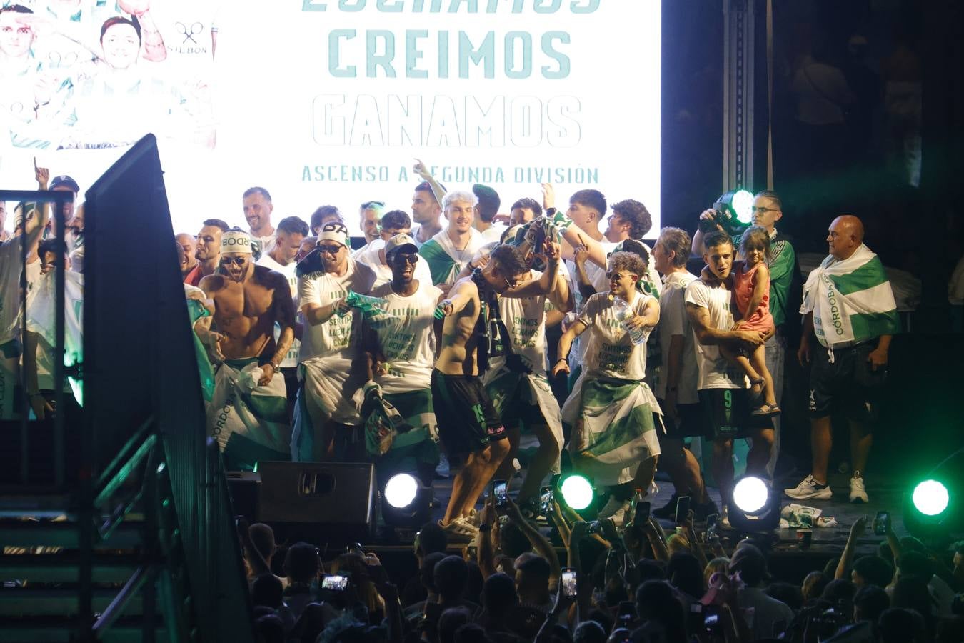 Baño de masas del Córdoba en Las Tendillas, en imágenes