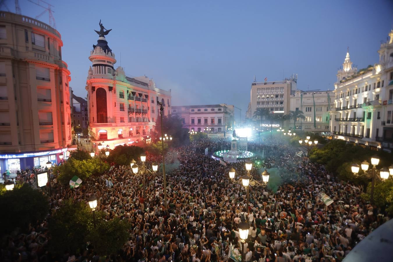 Baño de masas del Córdoba en Las Tendillas, en imágenes