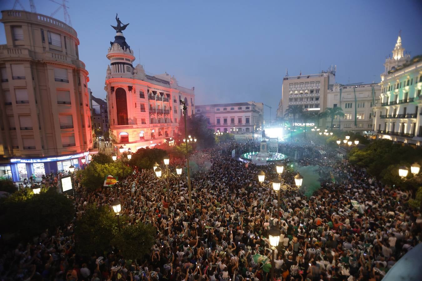 Baño de masas del Córdoba en Las Tendillas, en imágenes