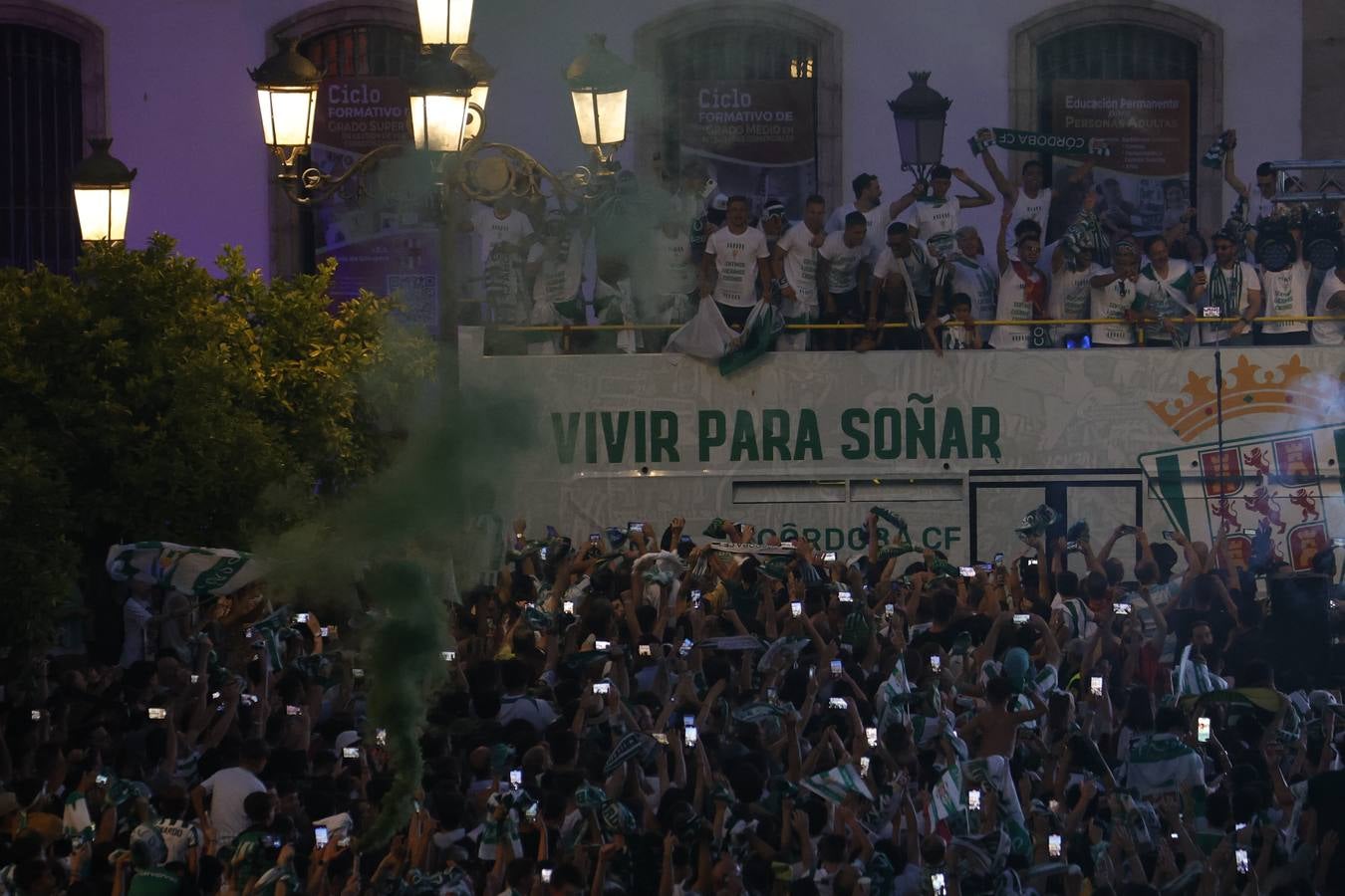 Baño de masas del Córdoba en Las Tendillas, en imágenes