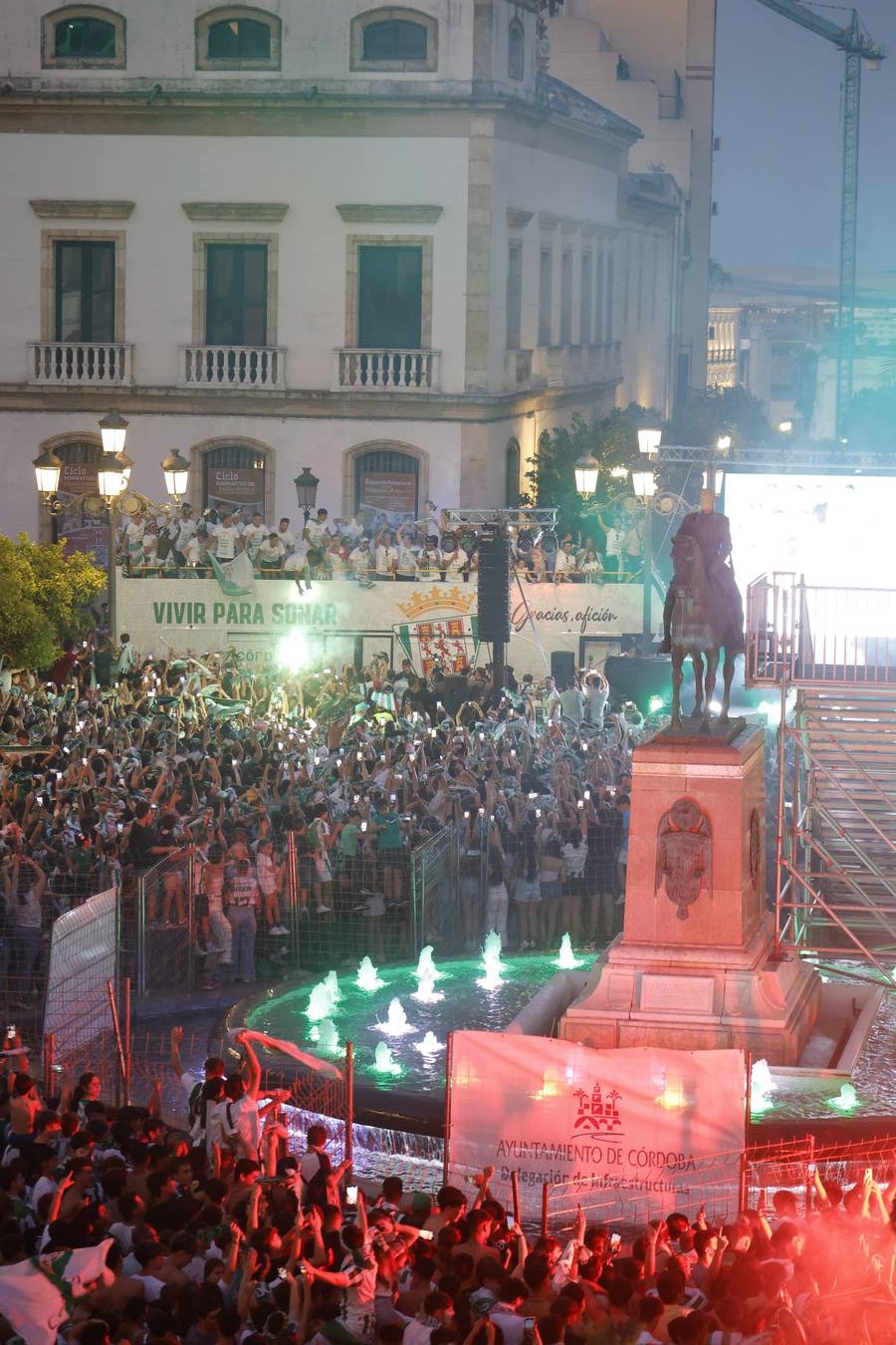 Baño de masas del Córdoba en Las Tendillas, en imágenes