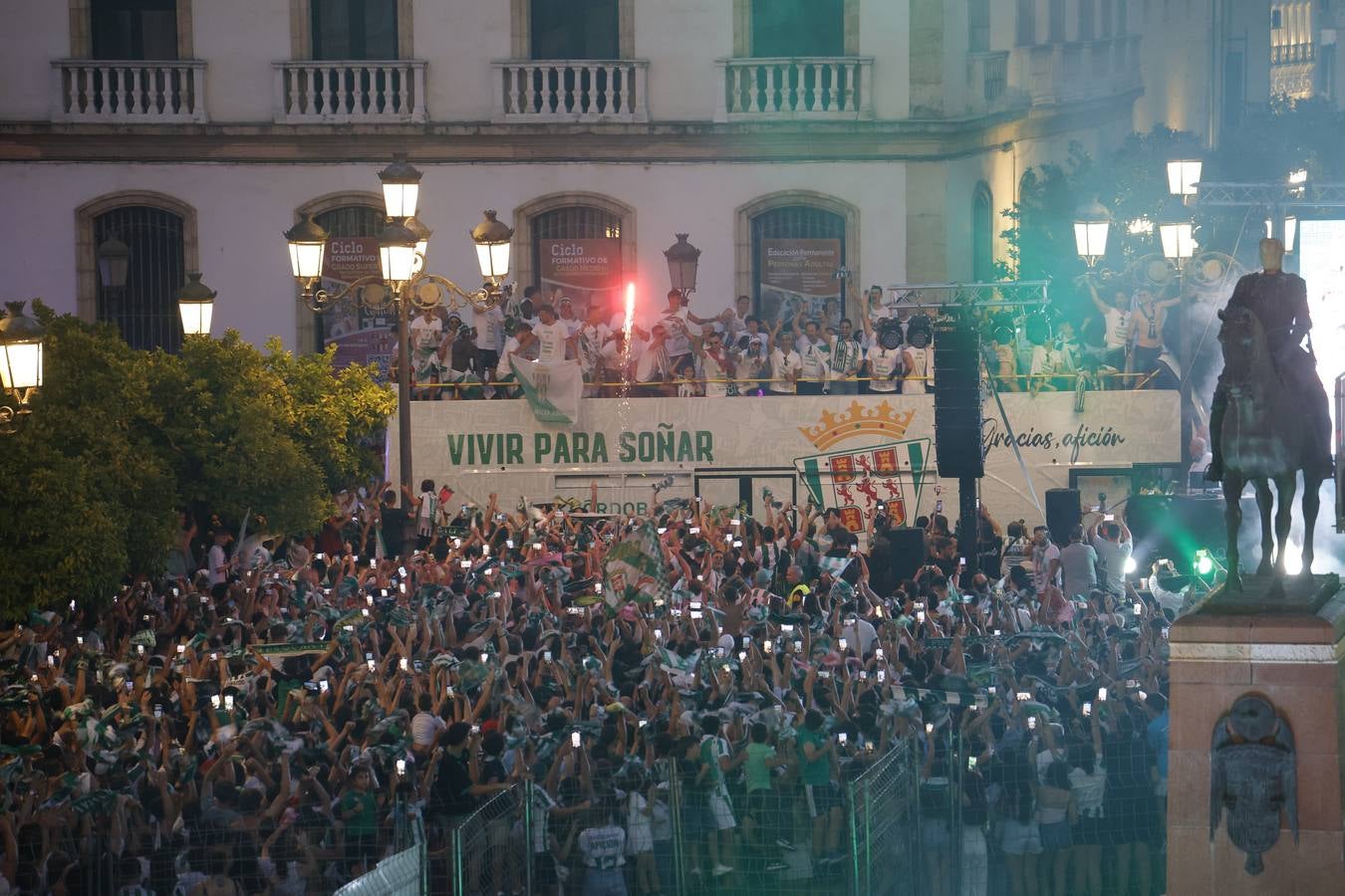 Baño de masas del Córdoba en Las Tendillas, en imágenes