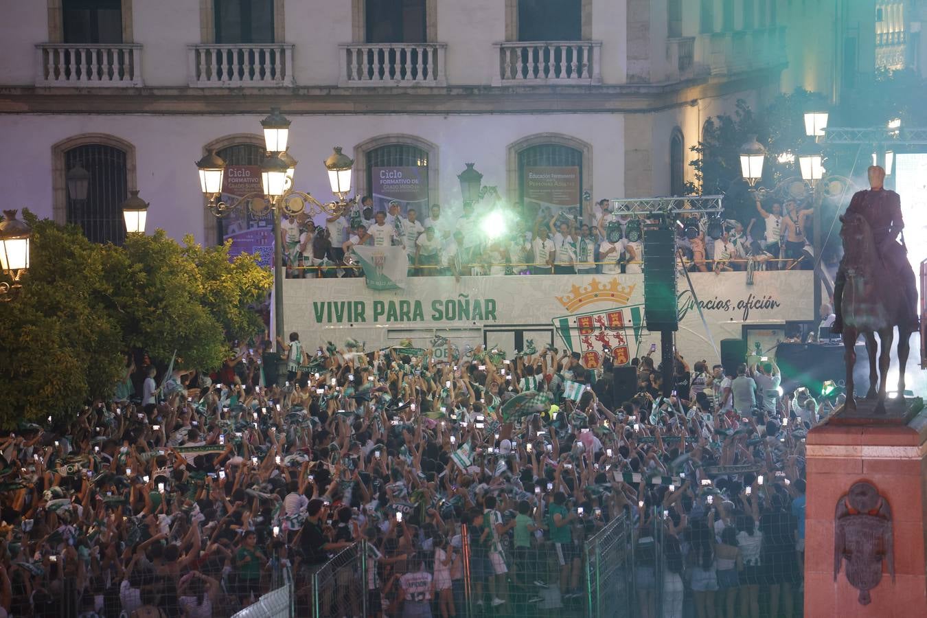 Baño de masas del Córdoba en Las Tendillas, en imágenes
