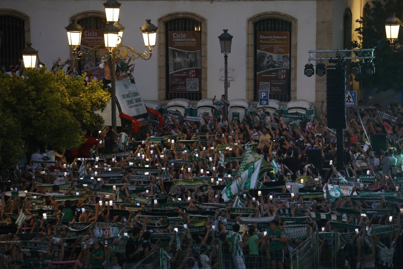 Baño de masas del Córdoba en Las Tendillas, en imágenes