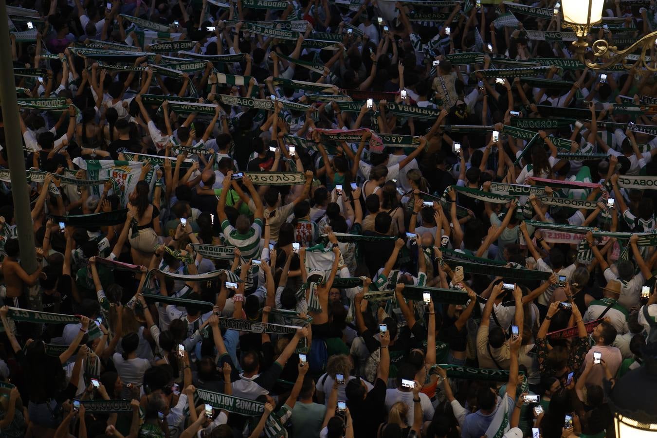 Baño de masas del Córdoba en Las Tendillas, en imágenes
