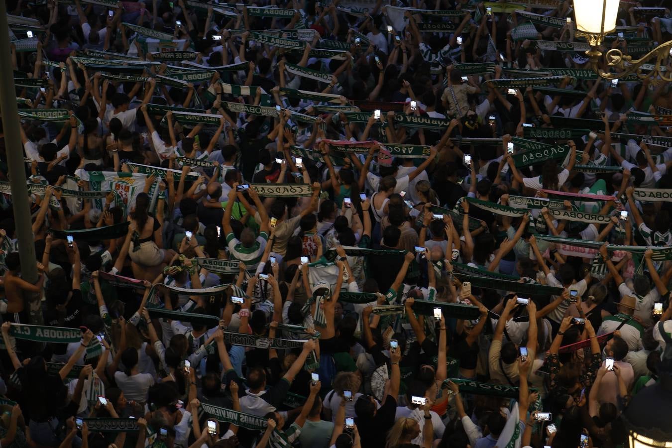 Baño de masas del Córdoba en Las Tendillas, en imágenes