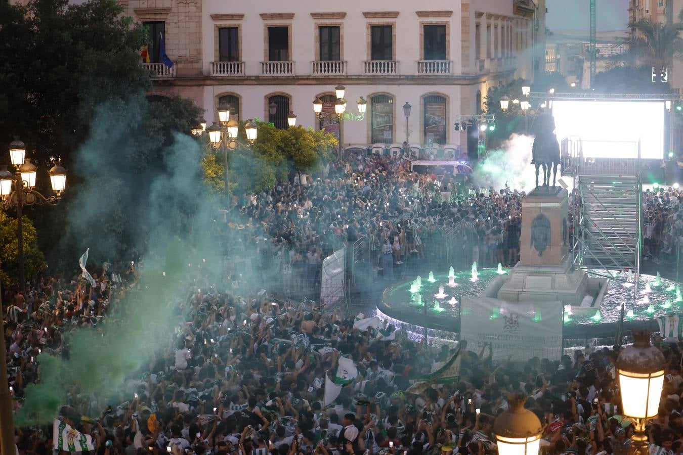 Baño de masas del Córdoba en Las Tendillas, en imágenes