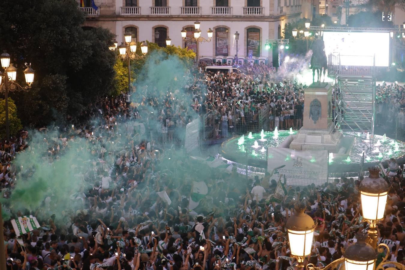 Baño de masas del Córdoba en Las Tendillas, en imágenes