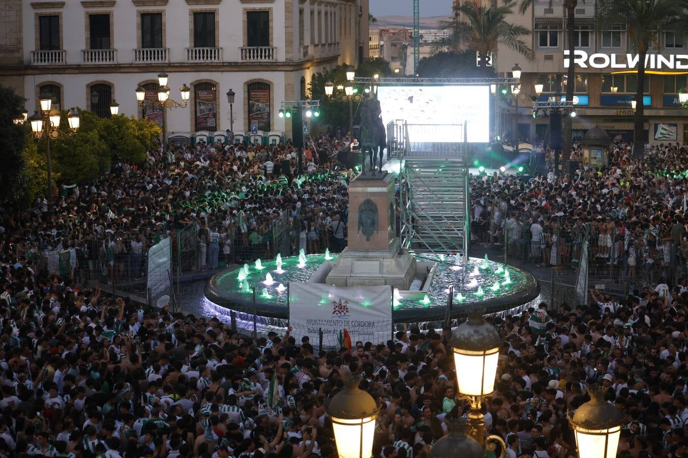 Baño de masas del Córdoba en Las Tendillas, en imágenes
