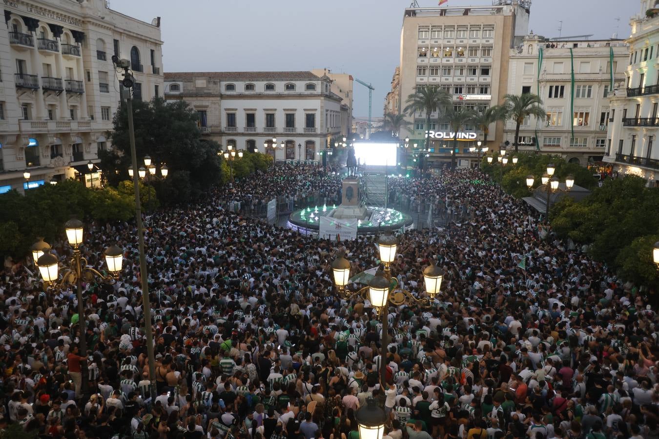Baño de masas del Córdoba en Las Tendillas, en imágenes