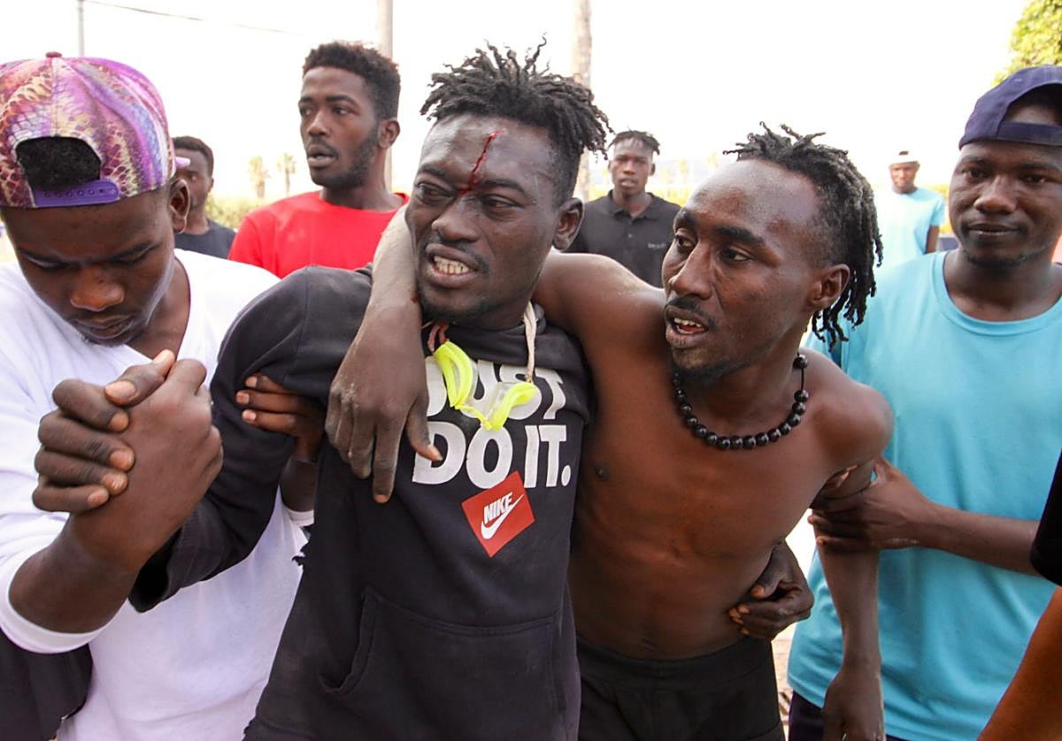 Varios migrantes se dirigieron al Centro Temporal de Inmigrantes (CETI), después de saltar la valla de Melilla el 24 de junio de 2022