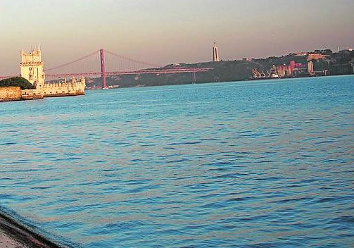 Vista panorámica del cauce del Tajo en su desembocadura en la capital de Portugal, Lisbora.