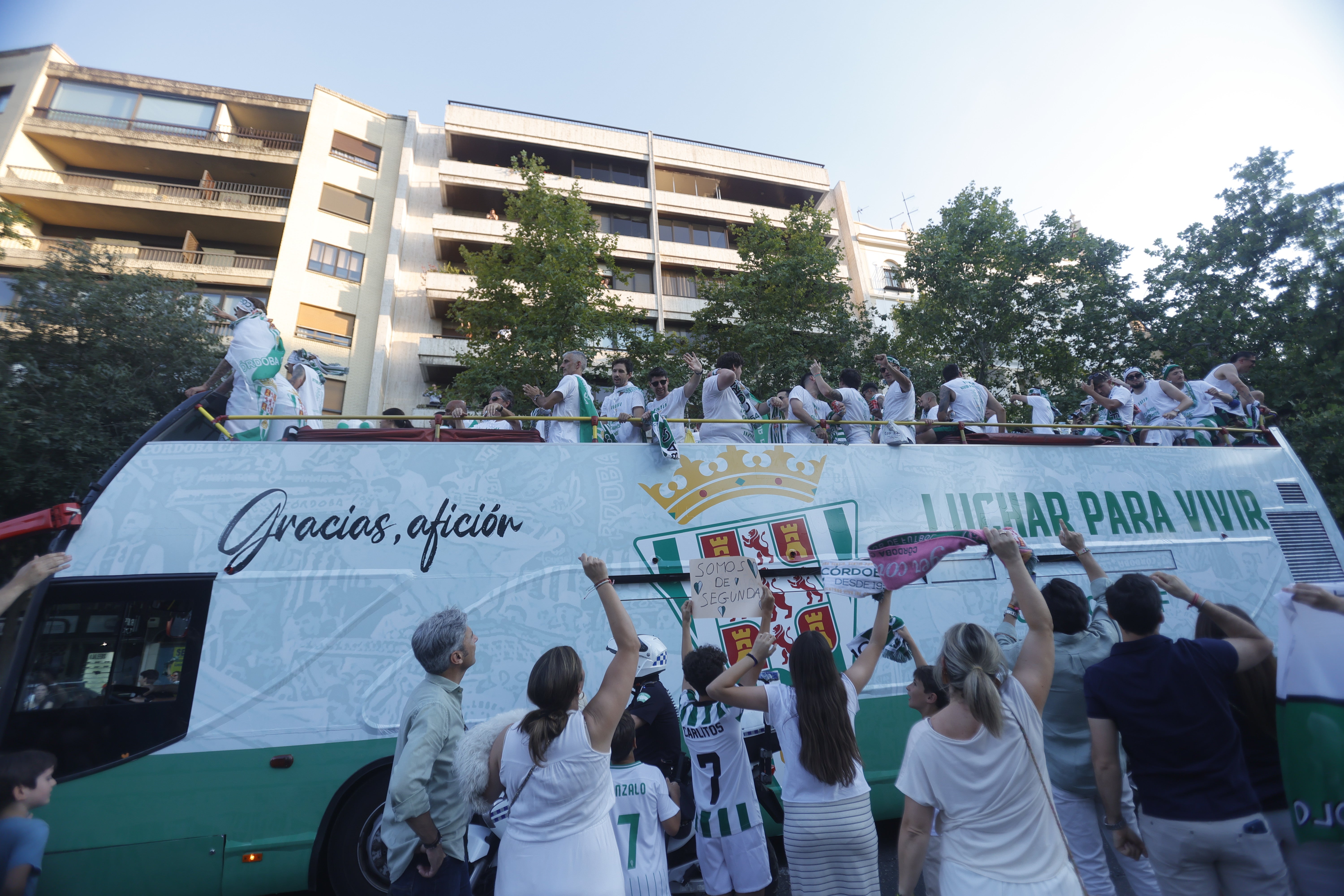 Las imágenes de la multitudinaria rúa del Córdoba CF por las calles