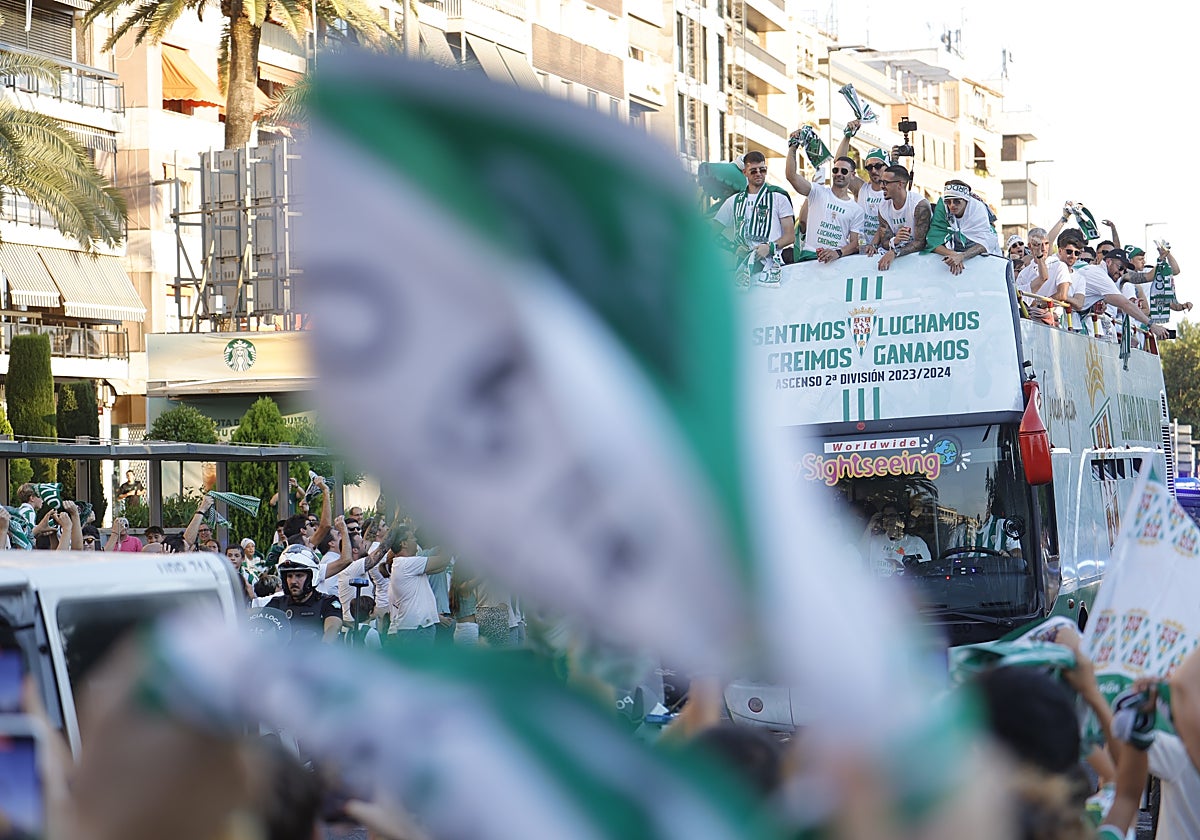 Los jugadores del Córdoba sobre el autobús descapotable que ha dado la vuelta a la ciudad