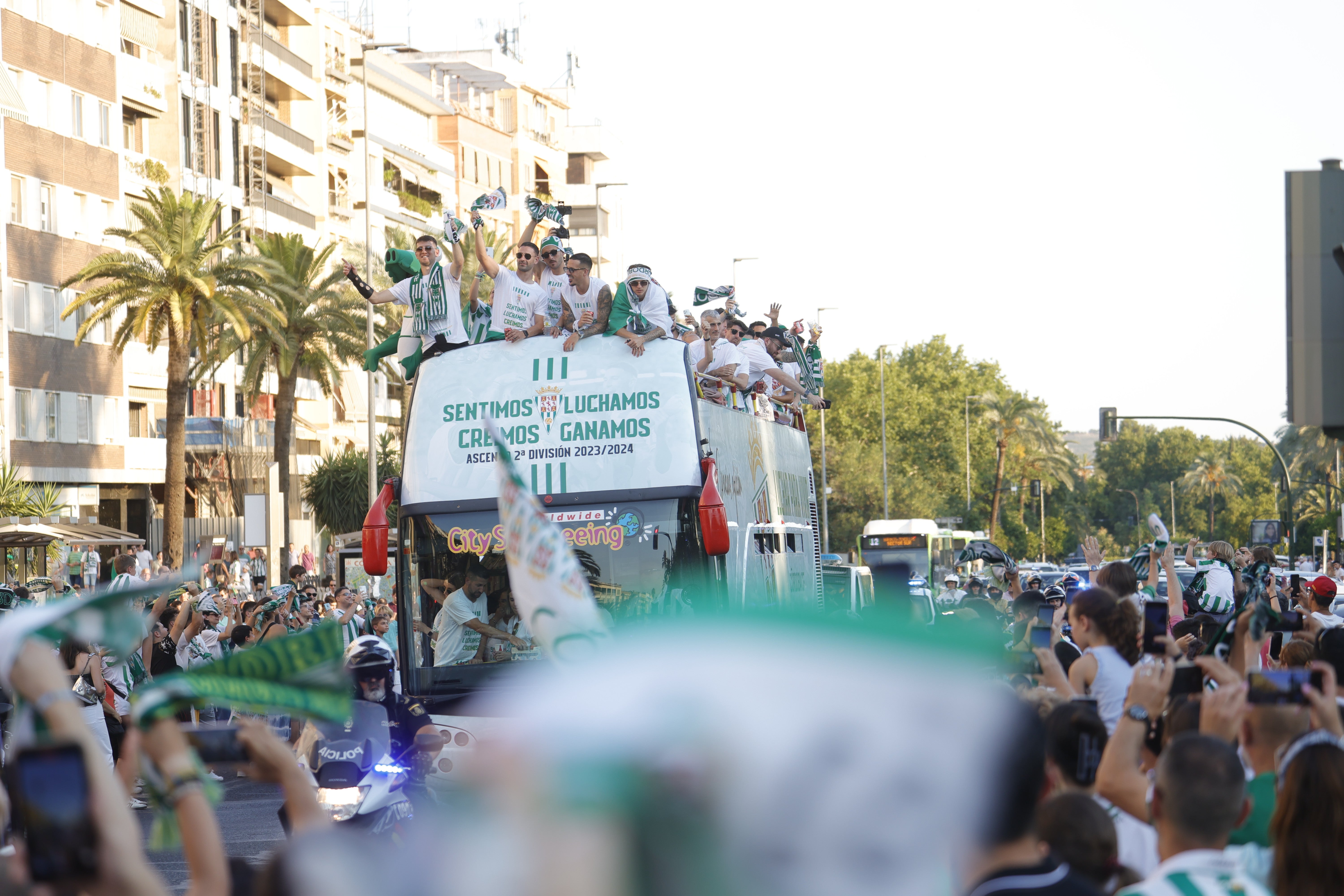 Las imágenes de la multitudinaria rúa del Córdoba CF por las calles