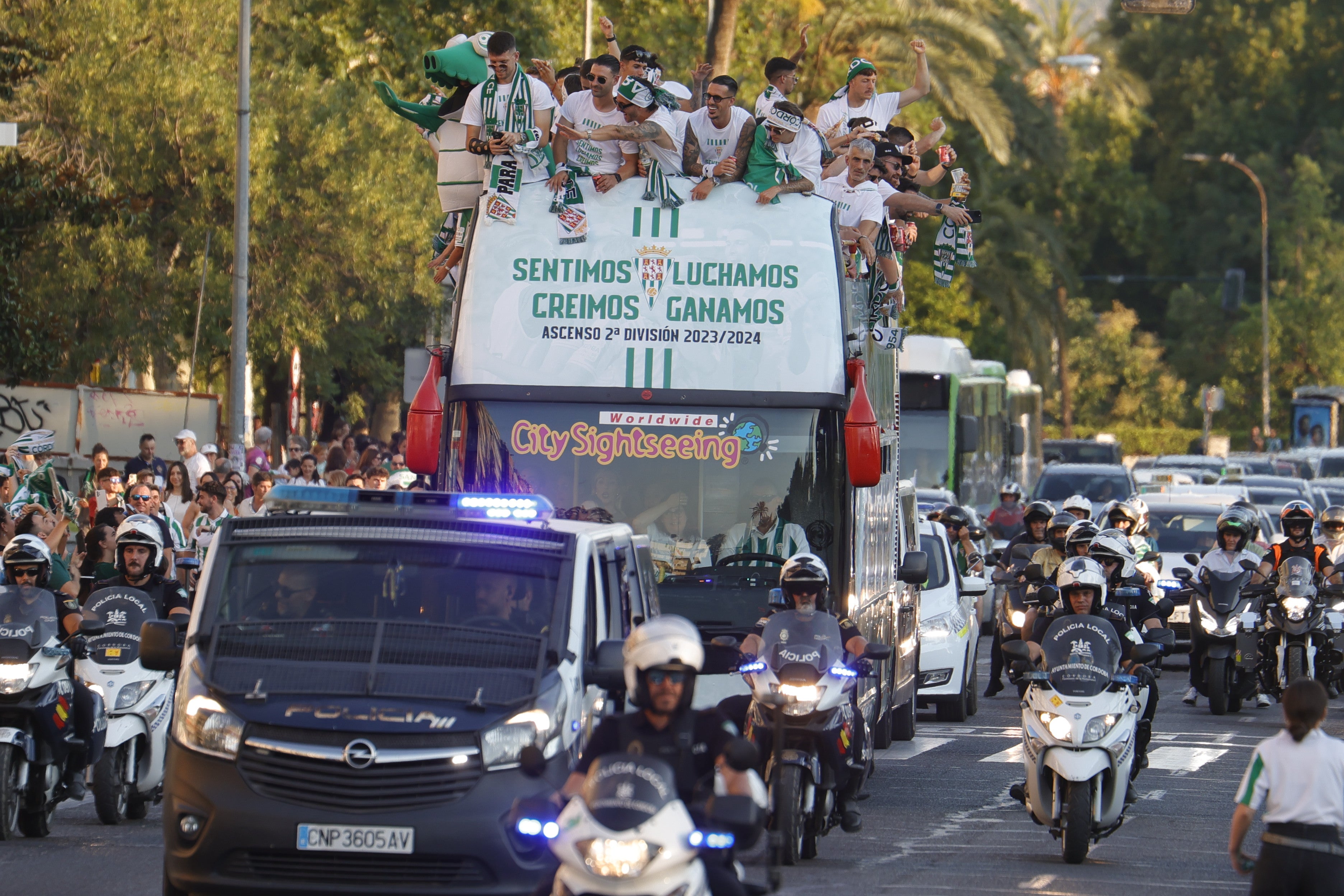 Las imágenes de la multitudinaria rúa del Córdoba CF por las calles