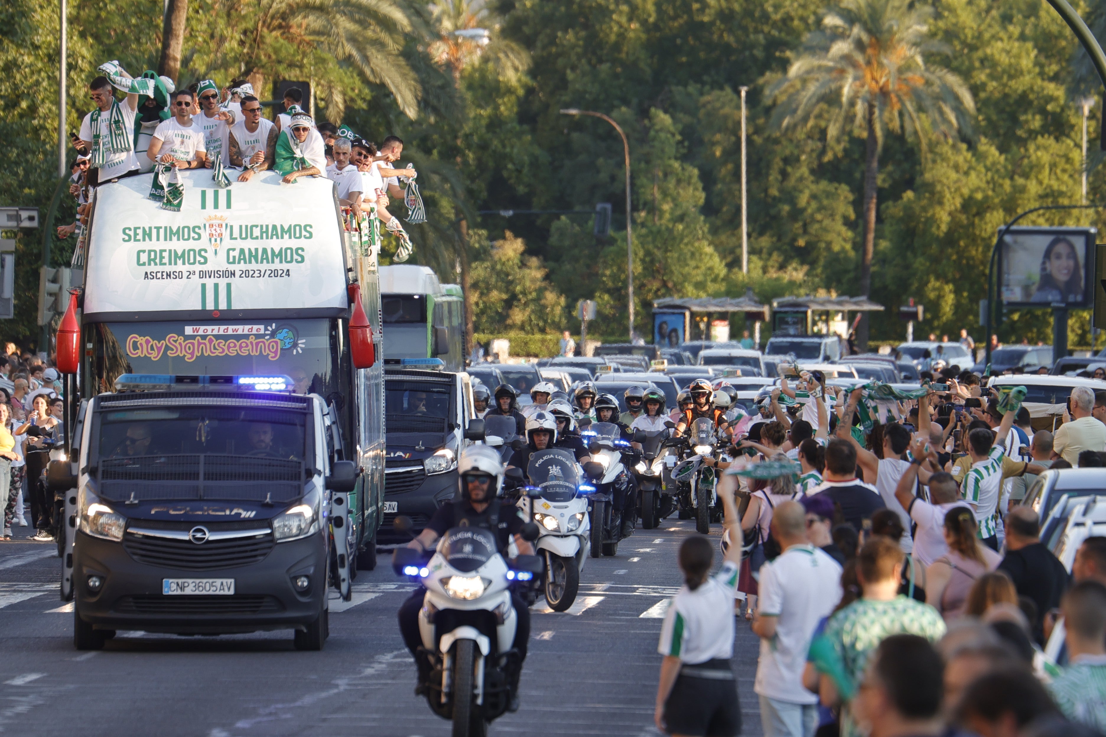 Las imágenes de la multitudinaria rúa del Córdoba CF por las calles