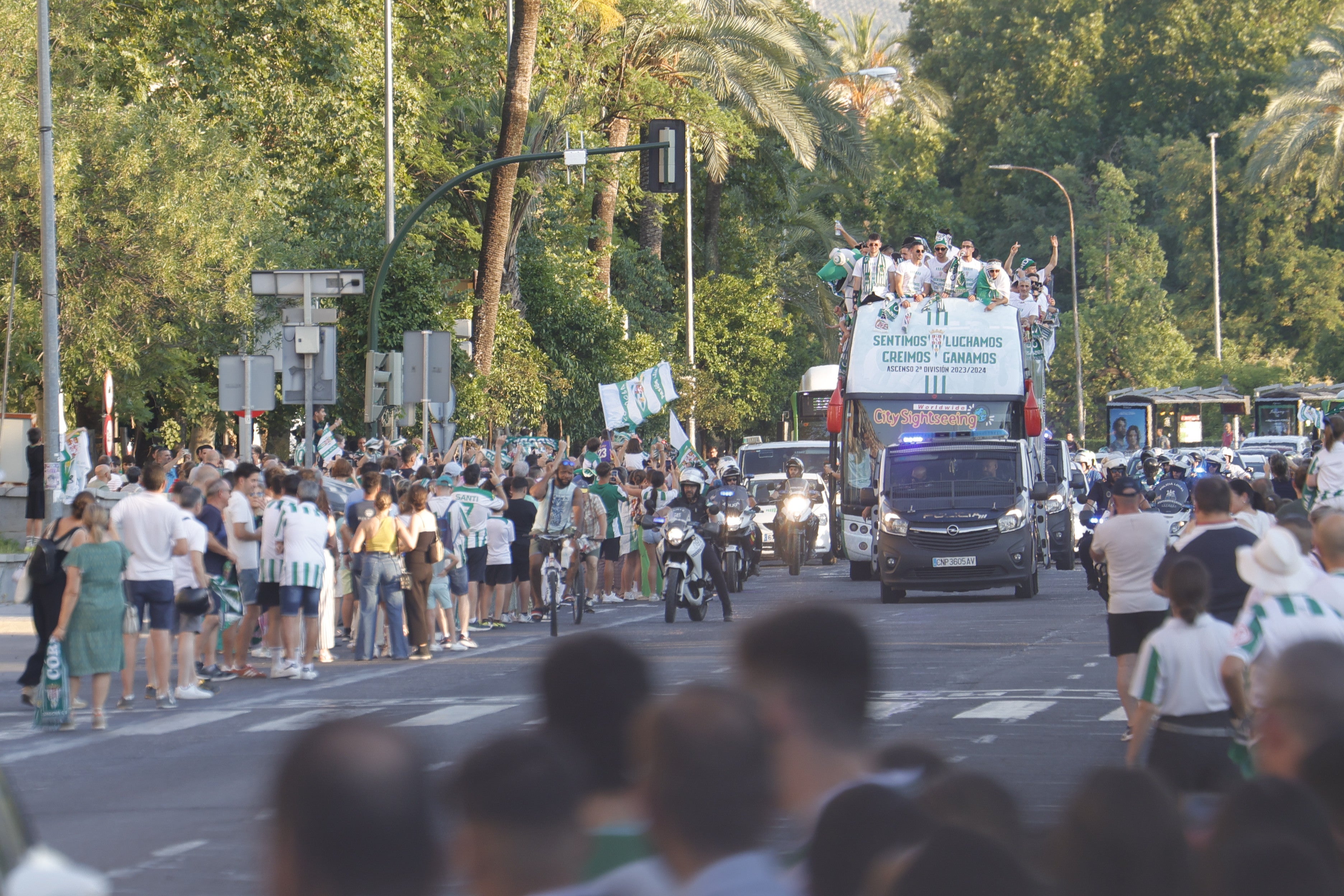 Las imágenes de la multitudinaria rúa del Córdoba CF por las calles