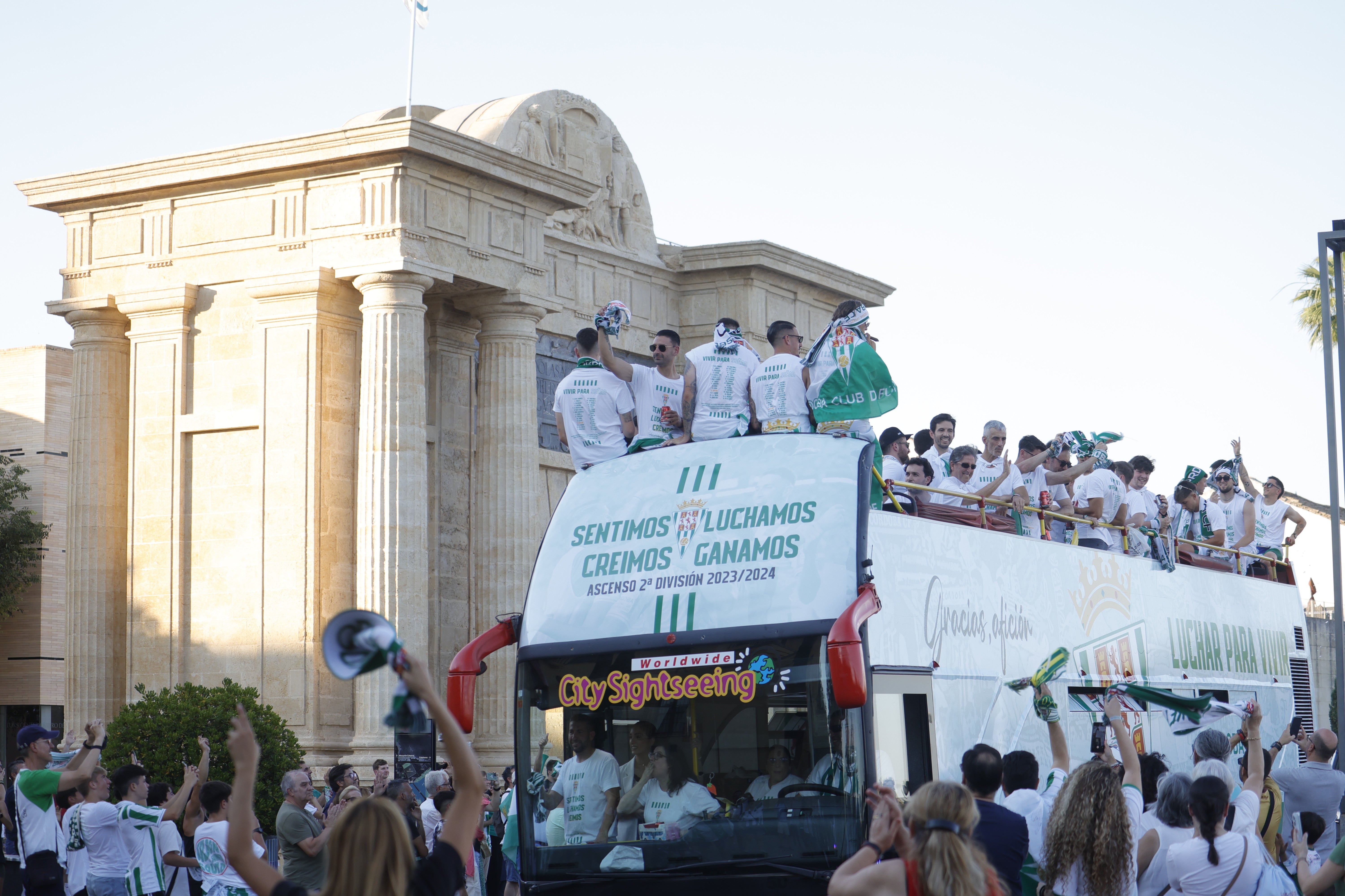 Las imágenes de la multitudinaria rúa del Córdoba CF por las calles