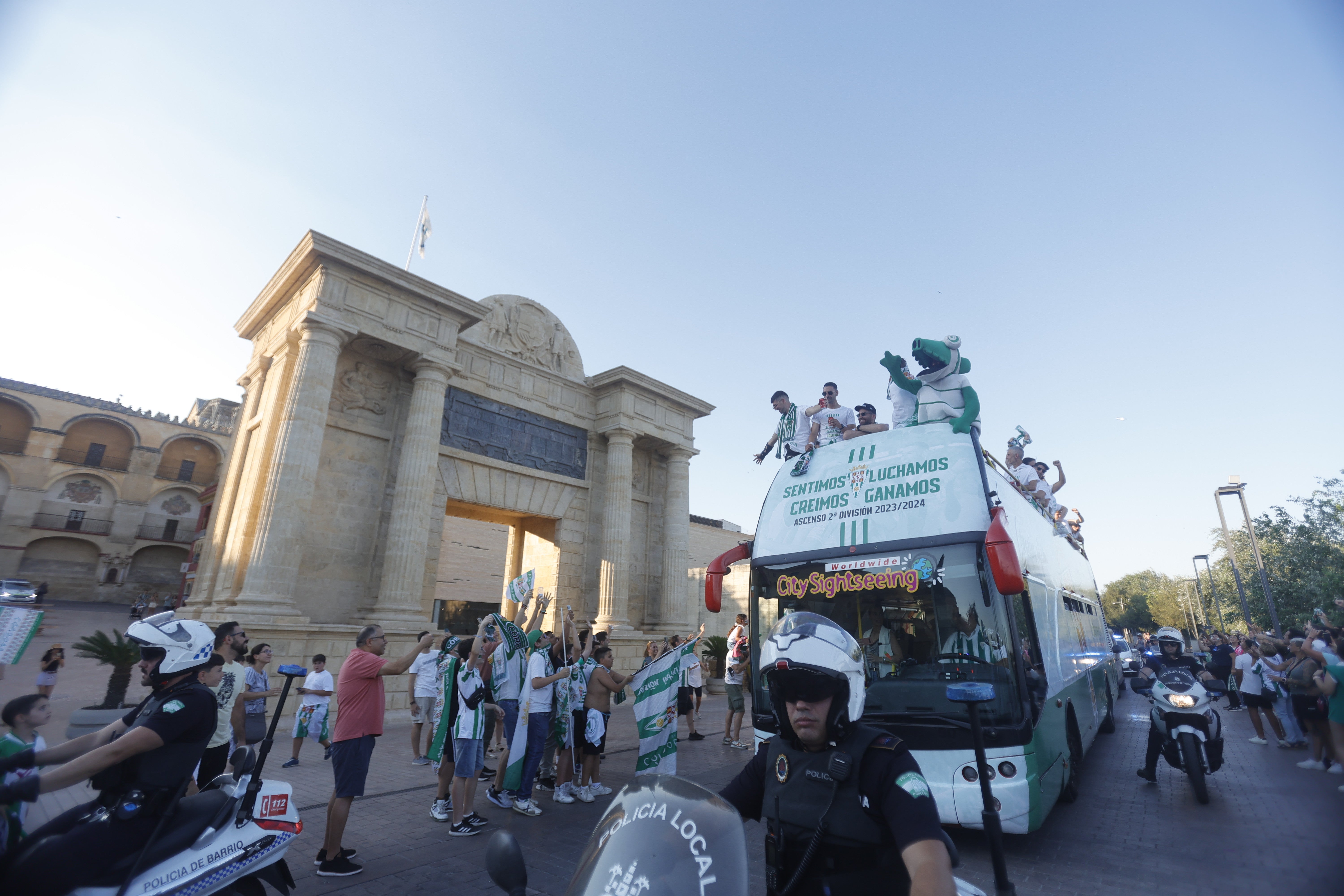 Las imágenes de la multitudinaria rúa del Córdoba CF por las calles